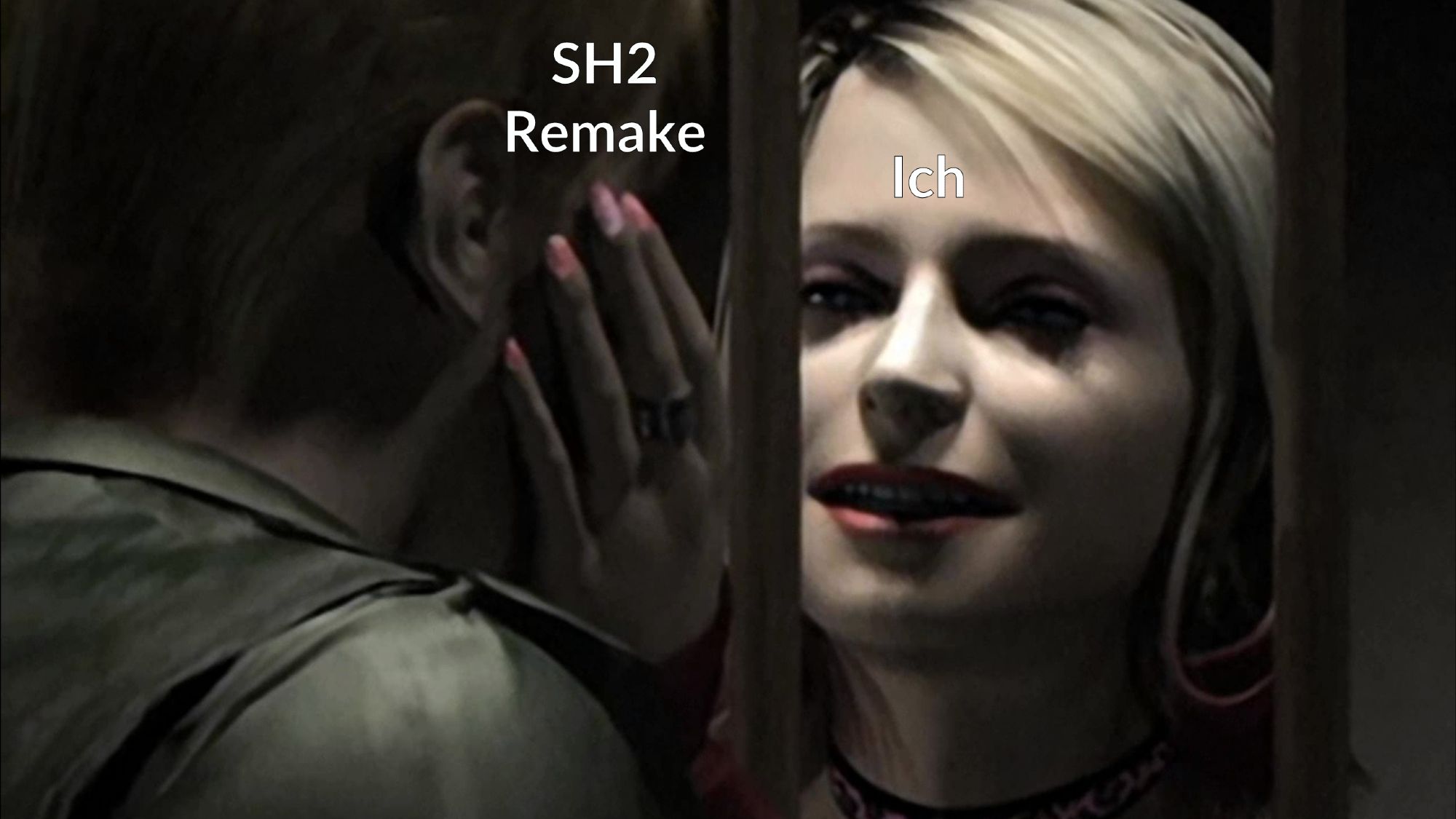 Screenshot aus dem Spiel Silent Hill 2: Links vorne ist James von hinten zu sehen. Auf seiner Stirn steht "SH2 Remake". Vor ihm steht Maria und lächelt freudig und zugewandt. Auf ihrer Stirn steht "Ich". Beide trennen Gitterstäbe und Maria berührt James durch diese sanft mit ihrer Hand an seiner Backe/Wange