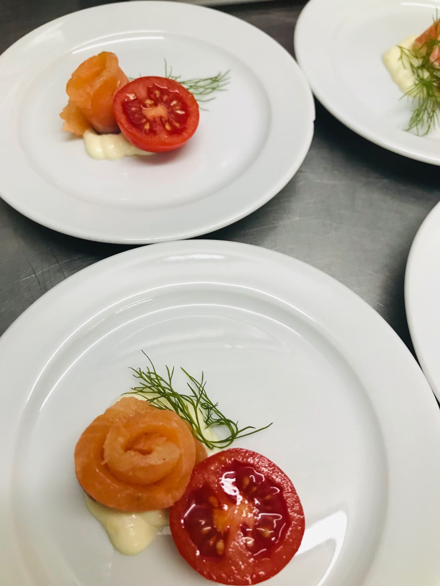 Teller mit Amuse-Gueule, geräucherte Caipirinha Lachsforelle auf Limetten-Wasabi Mayo