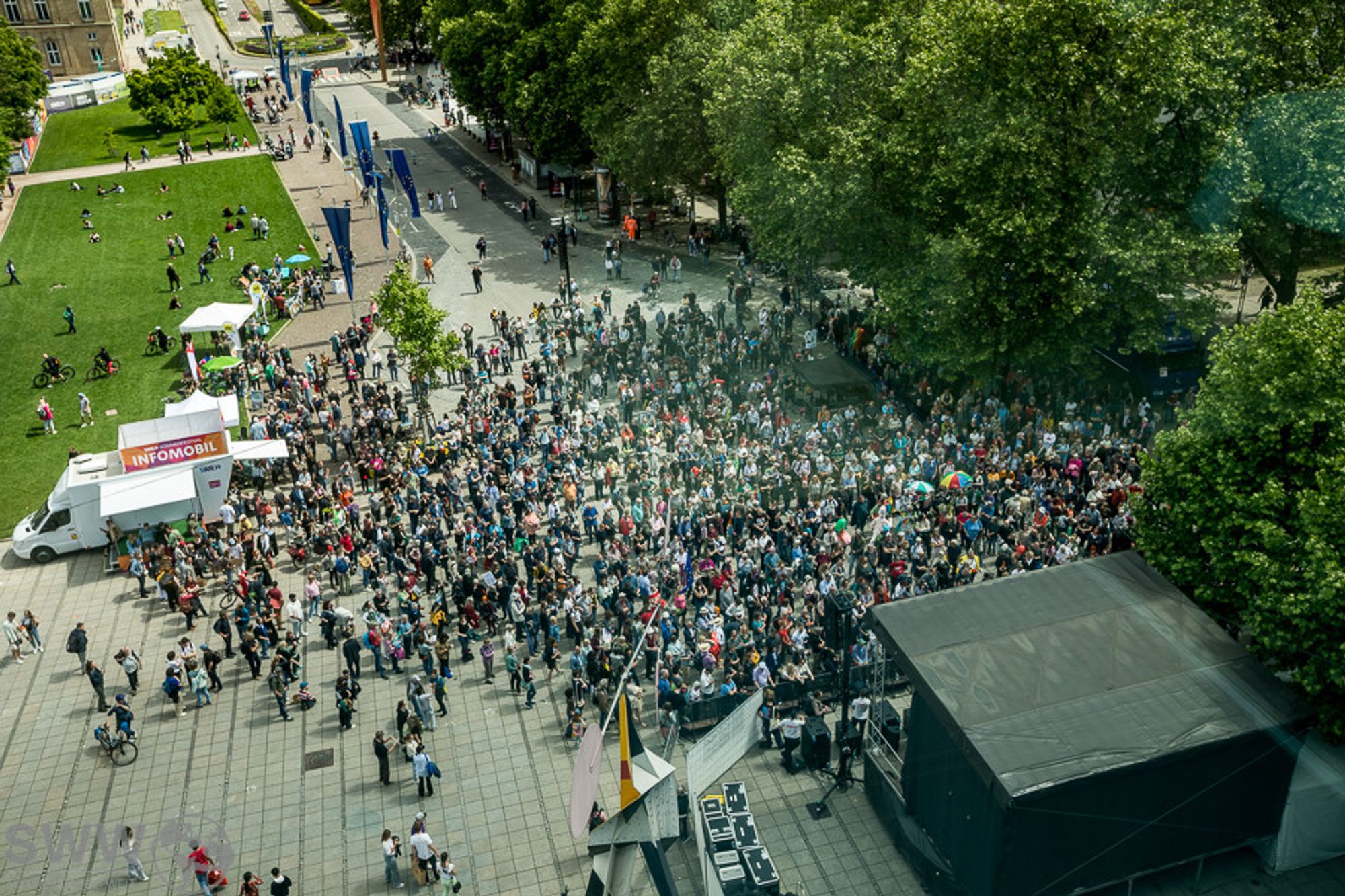 Übersichtsbild der Demo gegen Rechts am 18.05.2024 - Man sieht die Demo aus der Luft und erkennt wie viele Menschen dort waren. Rechts unten sieht man die große Bühne die fast so groß ist wie 1/6 der Fläche die von den Teilnehmern eingenommen wird