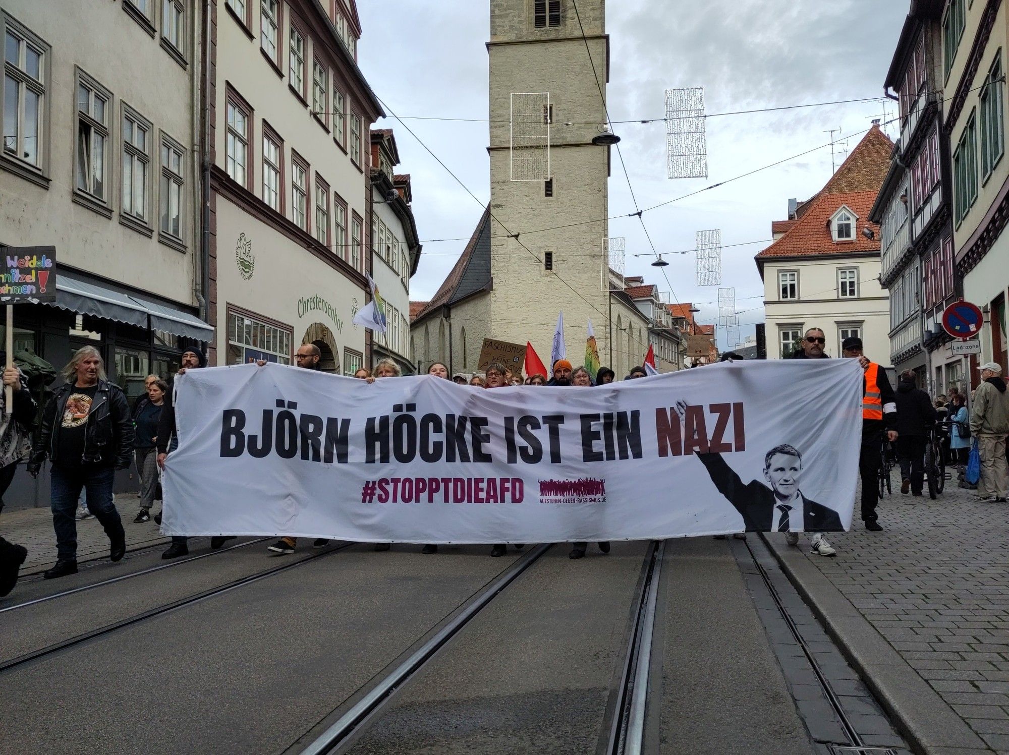 Demozug mit Fronttranspi "Björn Höcke ist ein Nazi"