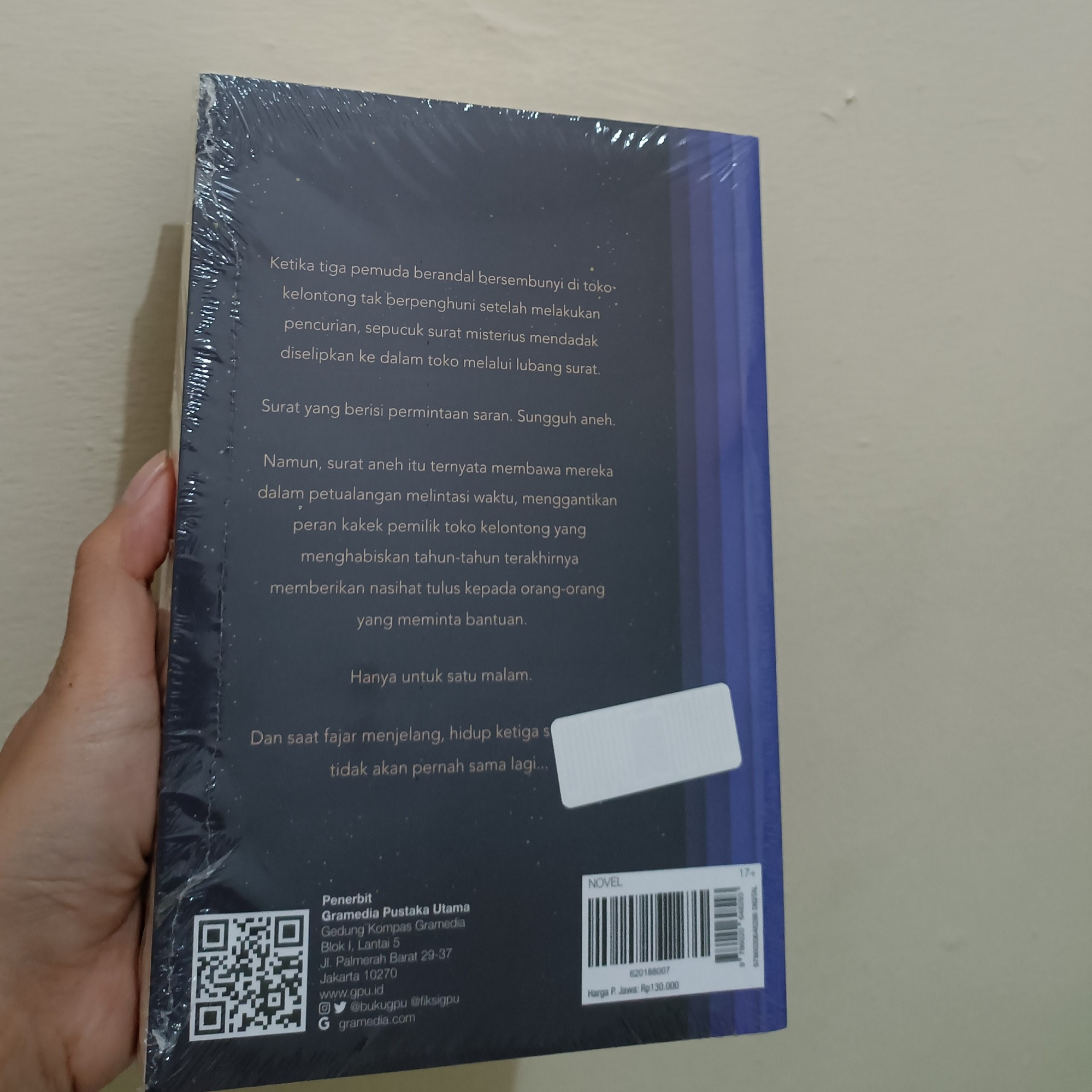 Cover belakang buku keajaiban toko kelontong kami ya keigo higashino