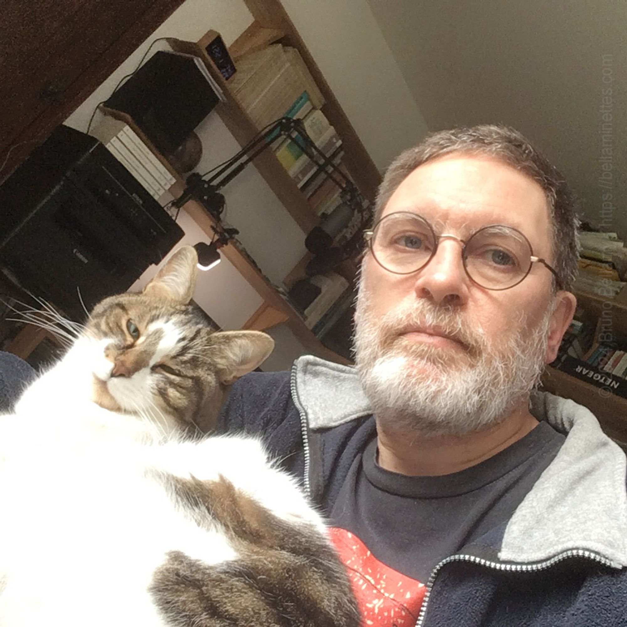 Selfie avec Fender, à la table à dessin.