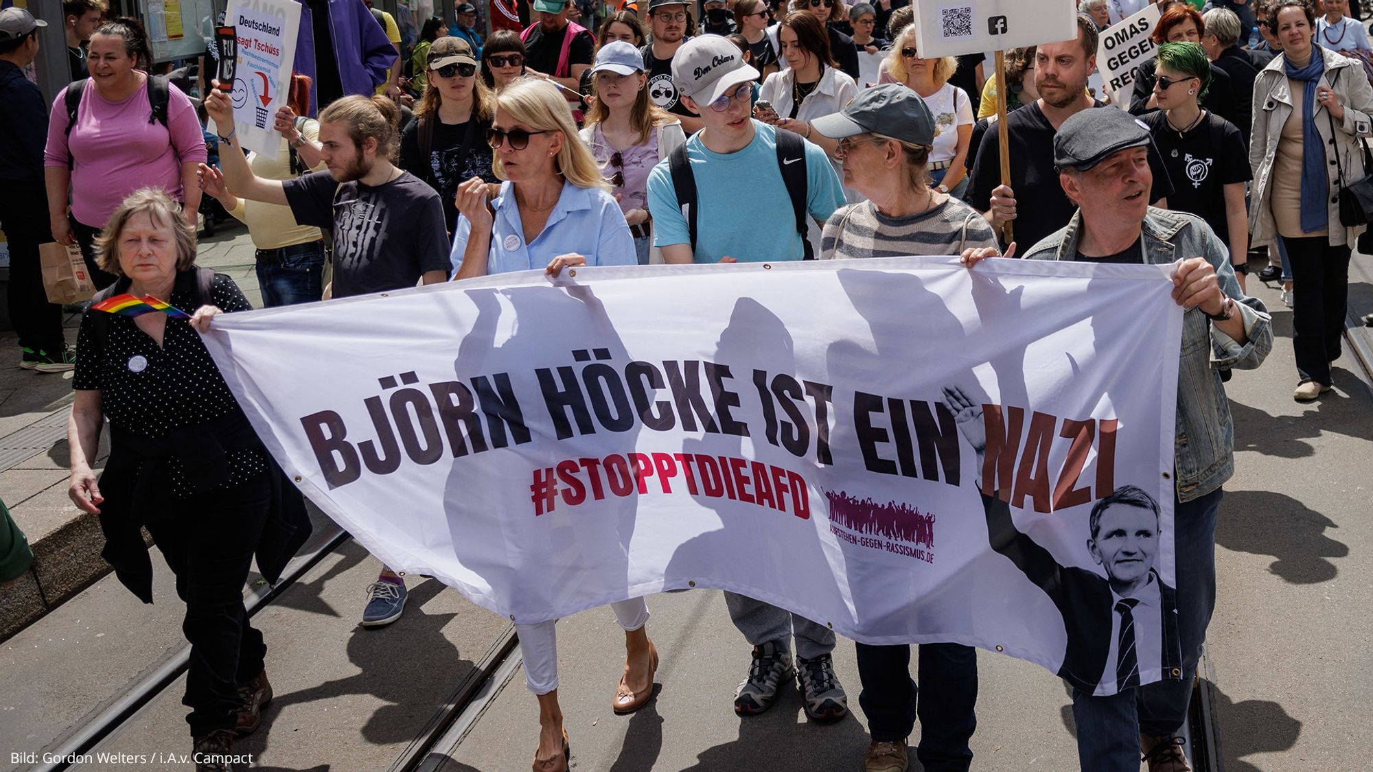 Auf dem Foto ist ein Banner zu sehen, auf dem steht: "Björn Höcke ist ein Nazi #StopptDieAfD"
Das Banner wird von Demonstrant*innen in Erfurt gehalten, die inmitten unzähliger anderer Demonstrant*innen laufen.