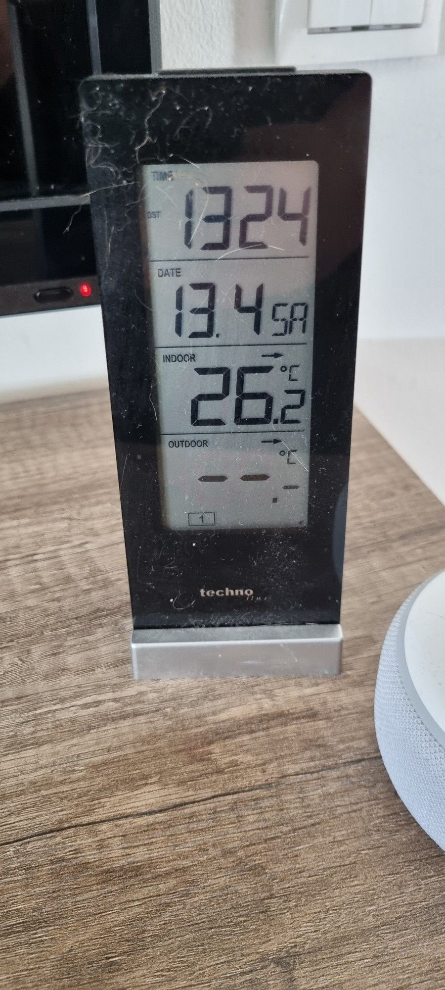 Eine Wetterstation in meinem Wohnzimmer. Angezeigte Raumtemperatur: 26,2 °C