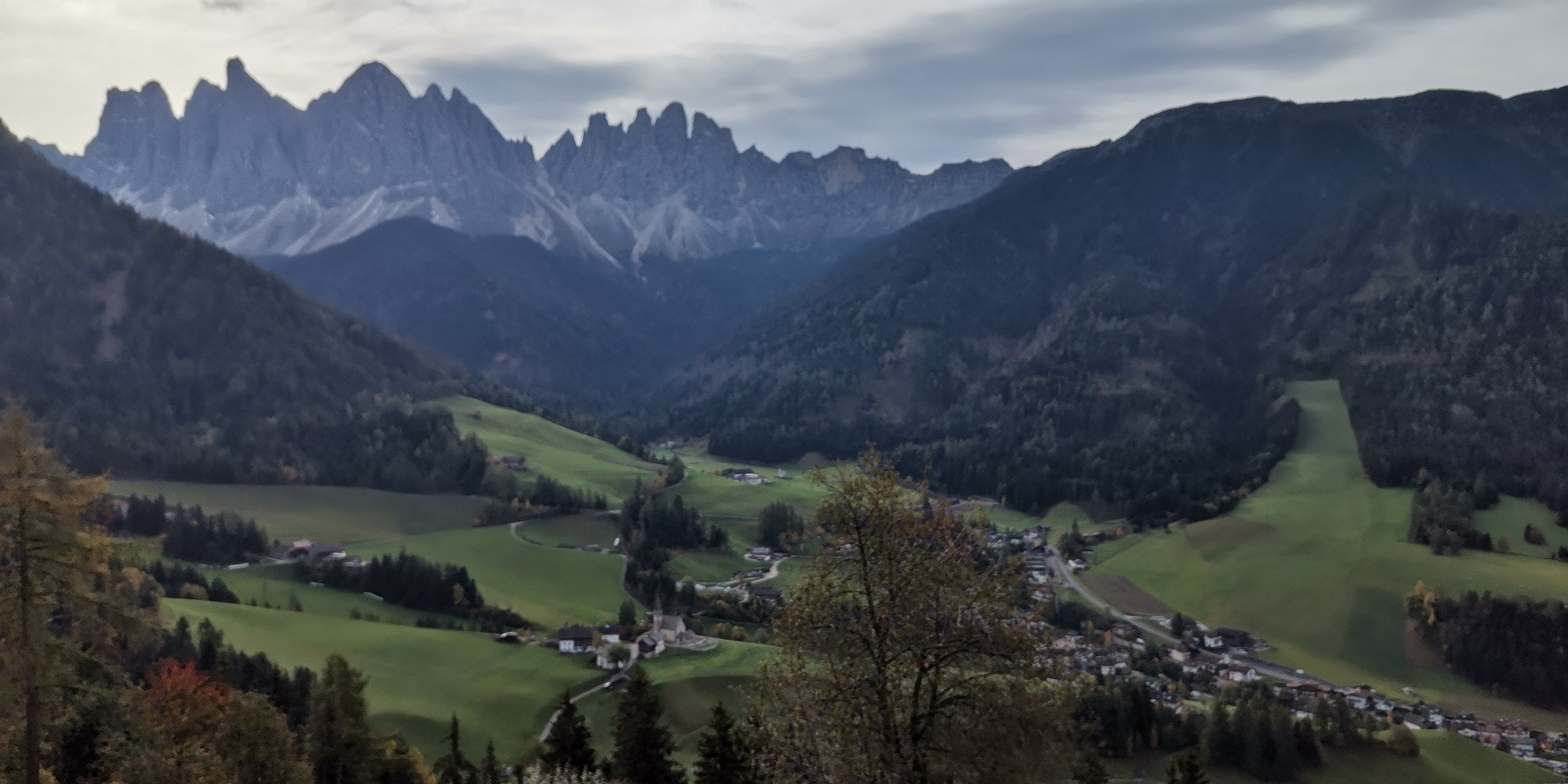 Ein Blick auf St. Magdalena. Im Hintergrund die Geislerspitzen
