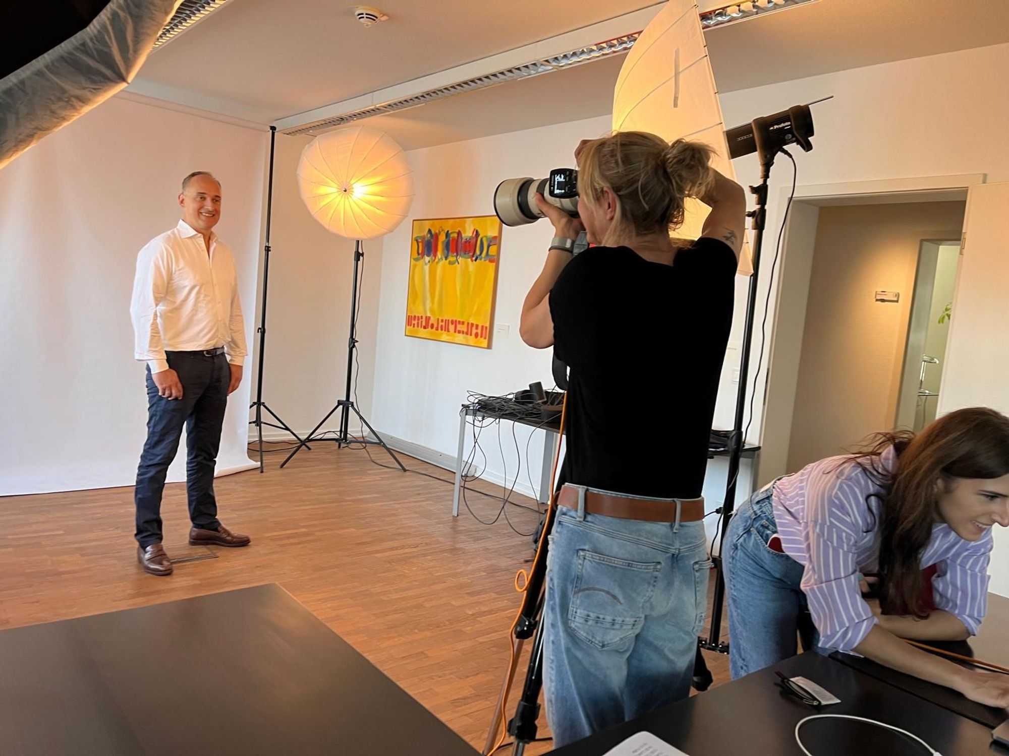 VAA-Hauptgeschäftsführer Stephan Gilow beim Fotoshooting im September 2024 in der VAA-Geschäftsstelle Köln. Foto: VAA.