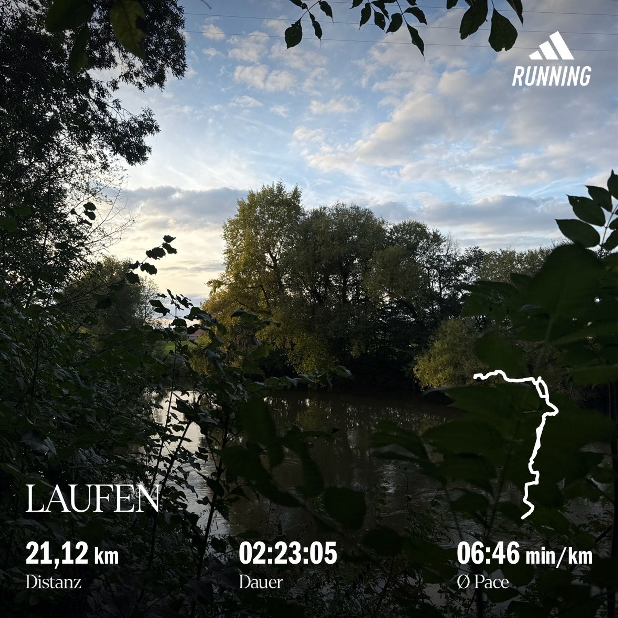 Blick über die Saale bei Naumburg nach Schellsitz, viele grüne Bäume und Sträucher am Ufer