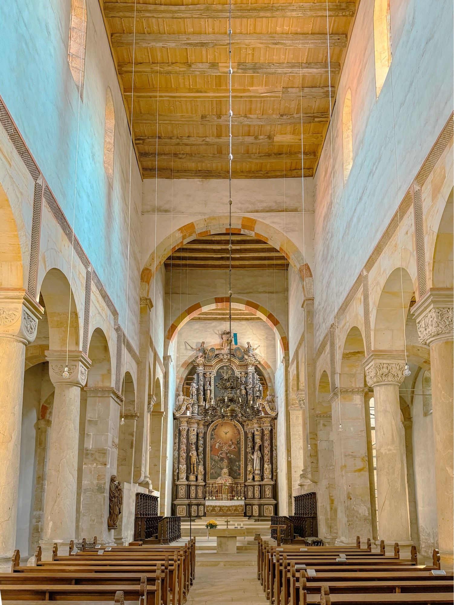 Klosterkirche in Hamersleben, Innenraum, Blick nach Osten, im Vordergrund des Gestühl, im Hintergrund der Hochaltar