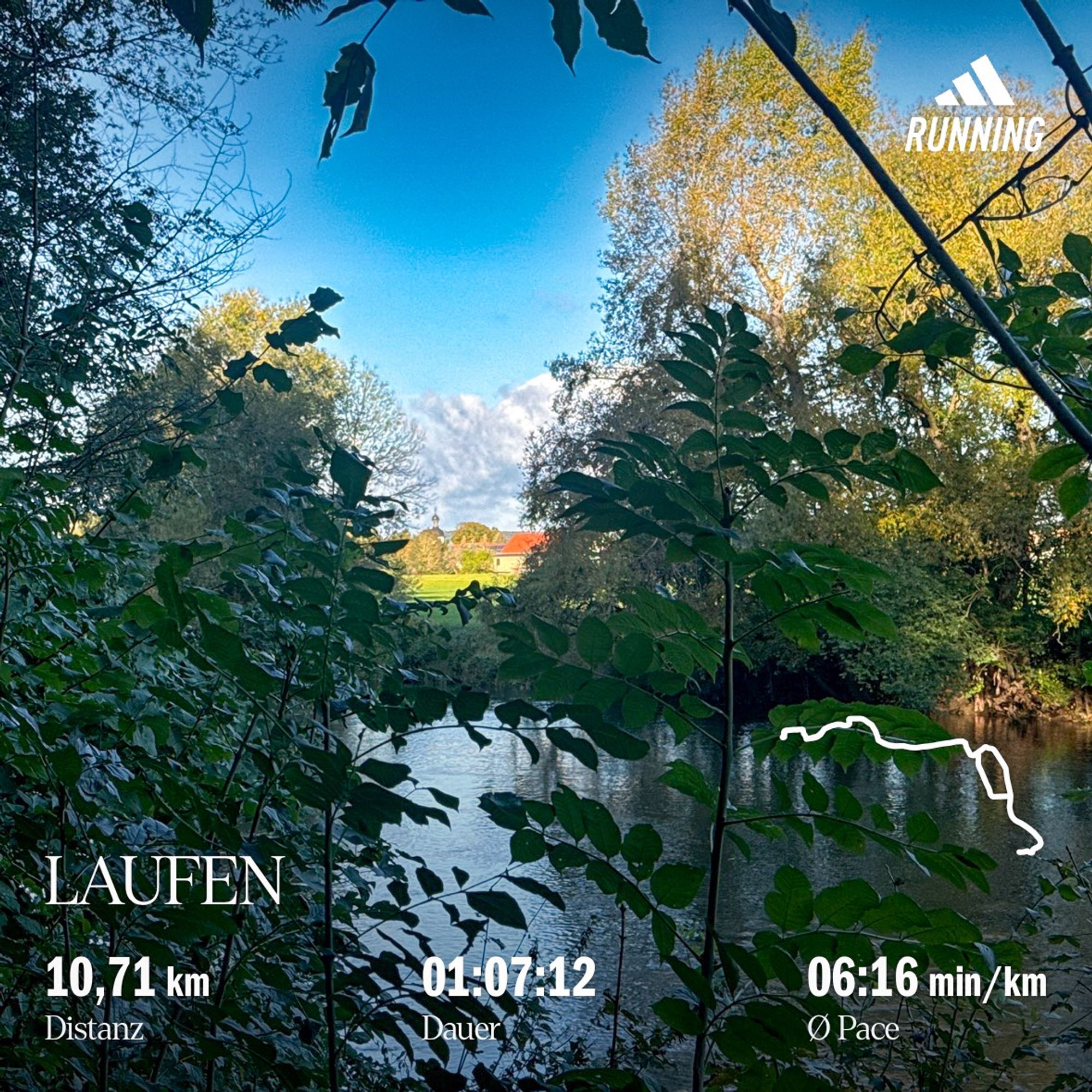 Blick über die Saale bei Naumburg, im Vordergrund, Wasser, im Hintergrund, Wolken, blauer Himmel und der Kirchturm von Schellsitz