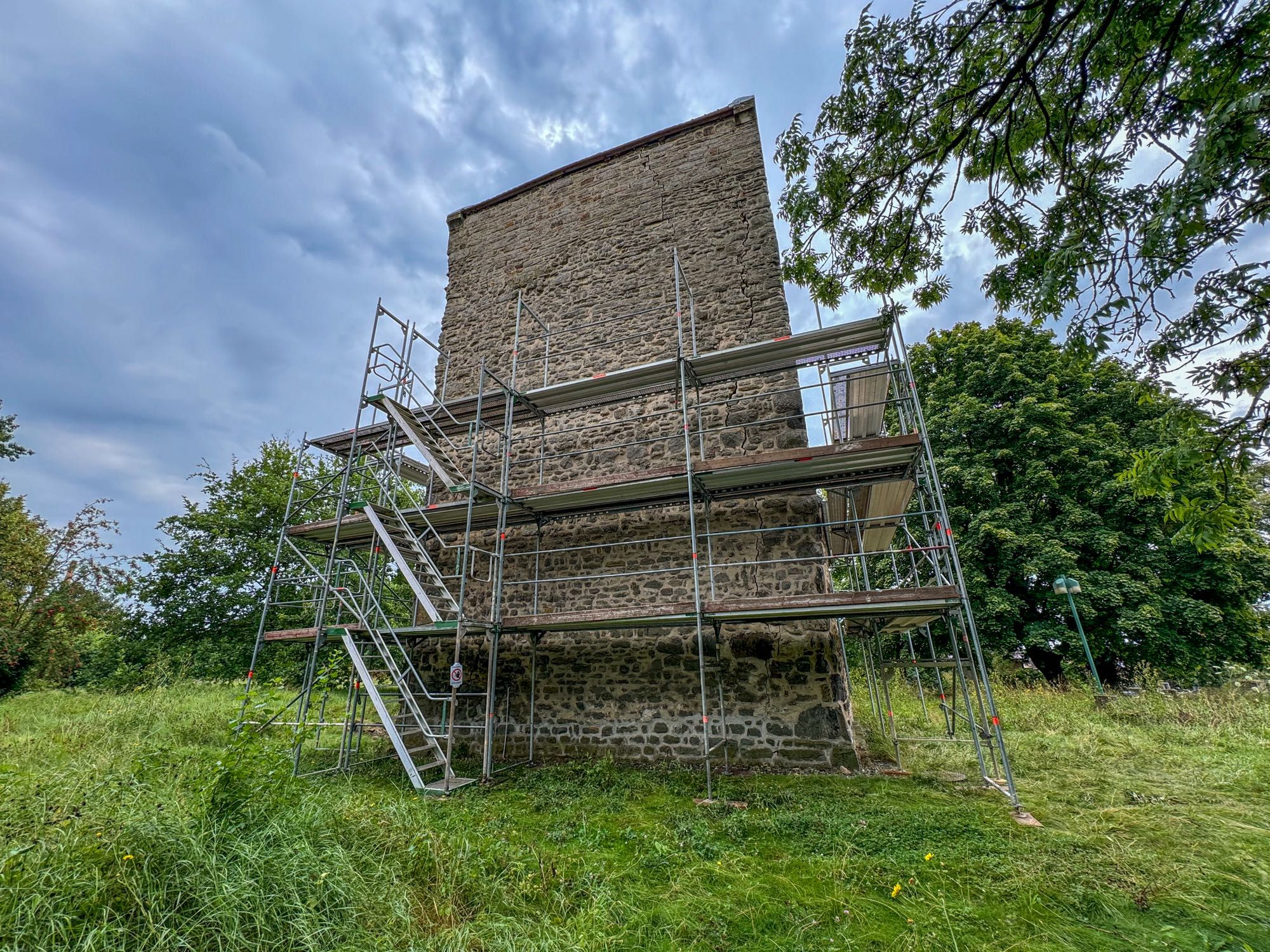 Romanische Paulskirche in Seehausen (Börde), Westgiebel