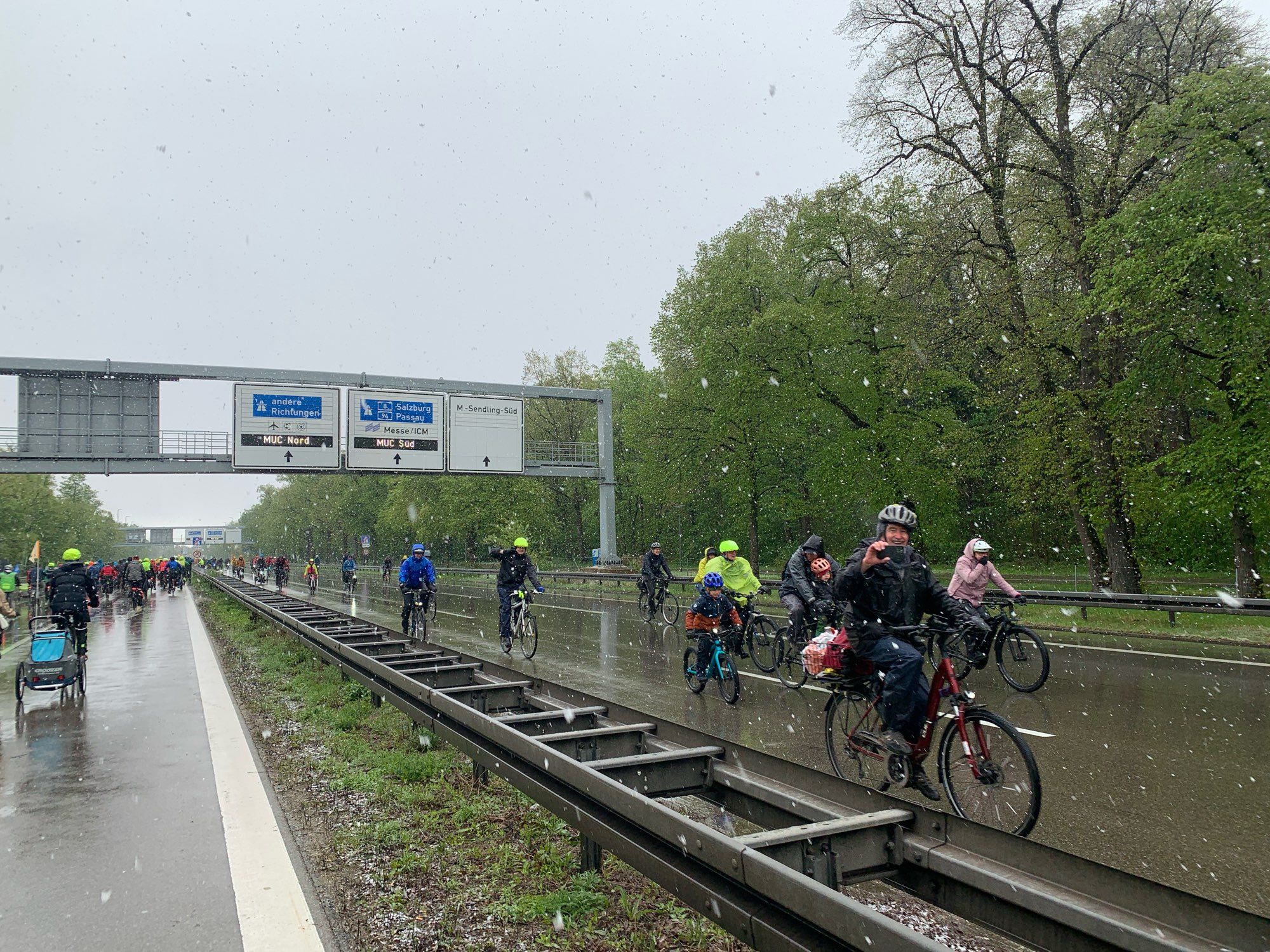 Fahrradfahrer fahren während einer Fahrraddemo auf einem Autobahnabschnitt