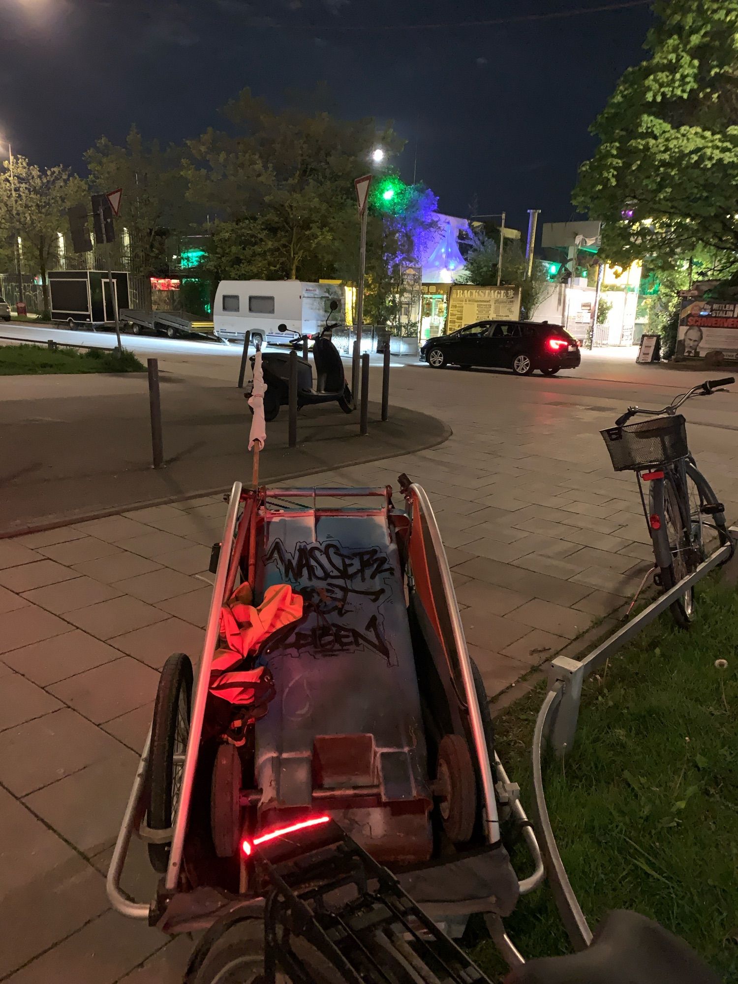 Fahrradanhänger mit aufgeladener Mülltonne die zum Pfandbecher sammeln auf Konzerten verwendet wird. Hintergrund Club Backstage in München