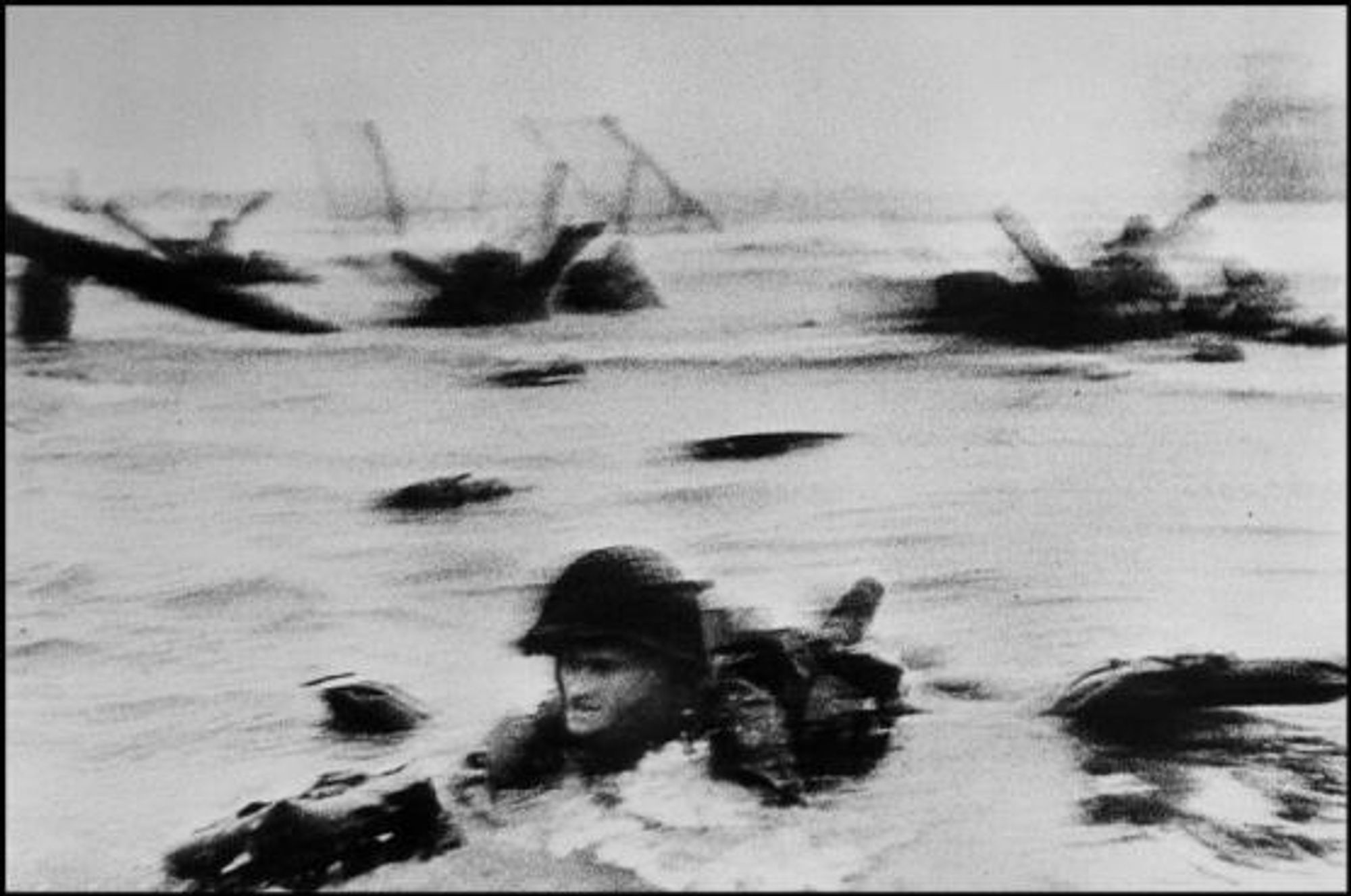 "Face in the Surf", la plus célèbre photo du Débarquement prise par Capa.