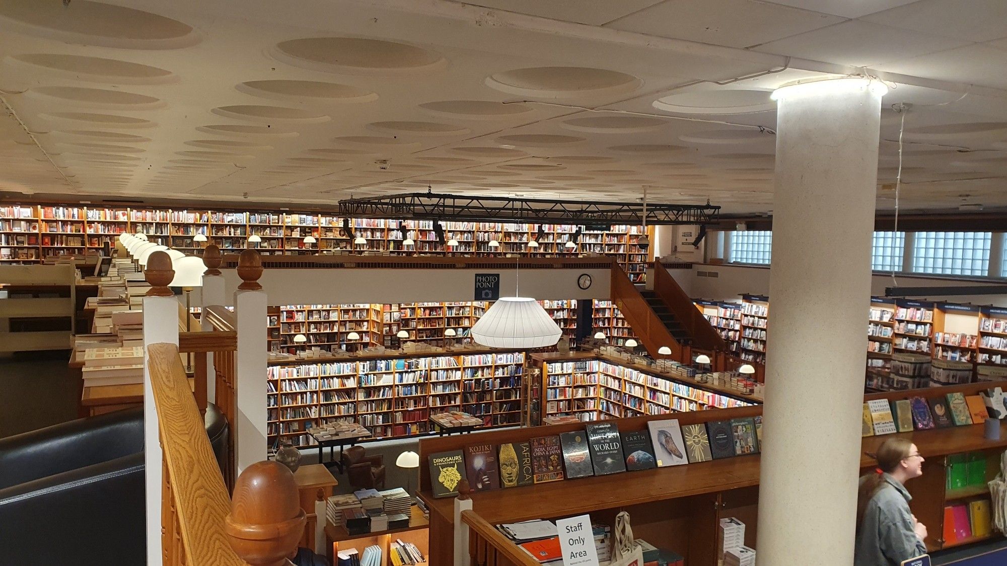 Foto von Blackwells Bookshop in Oxford. 3 Kellergeschosse tief Bücher an jeder Wand.