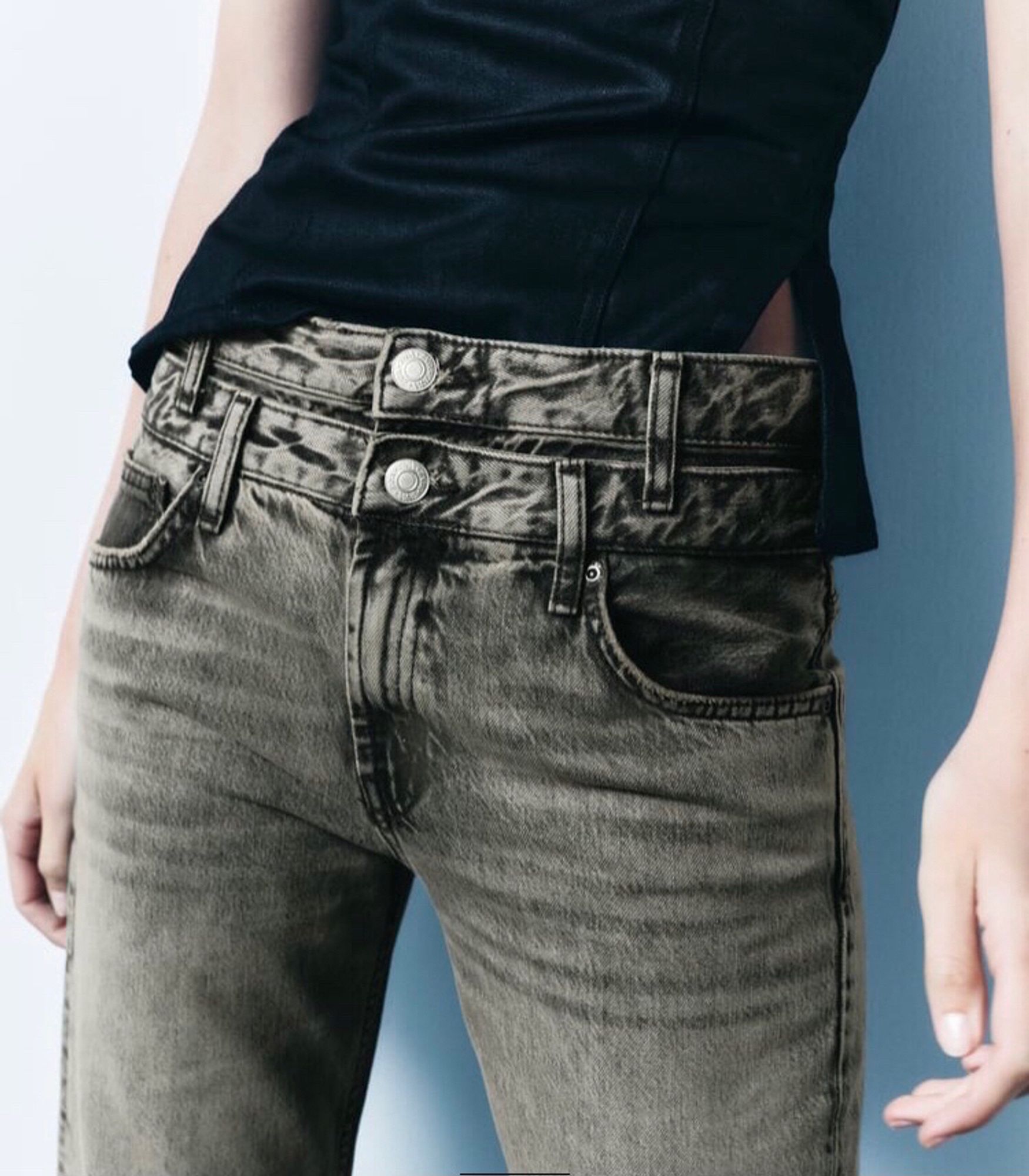 Jeans mit doppeltem Bund. Sieht aus, wie zwei Jeans übereinander