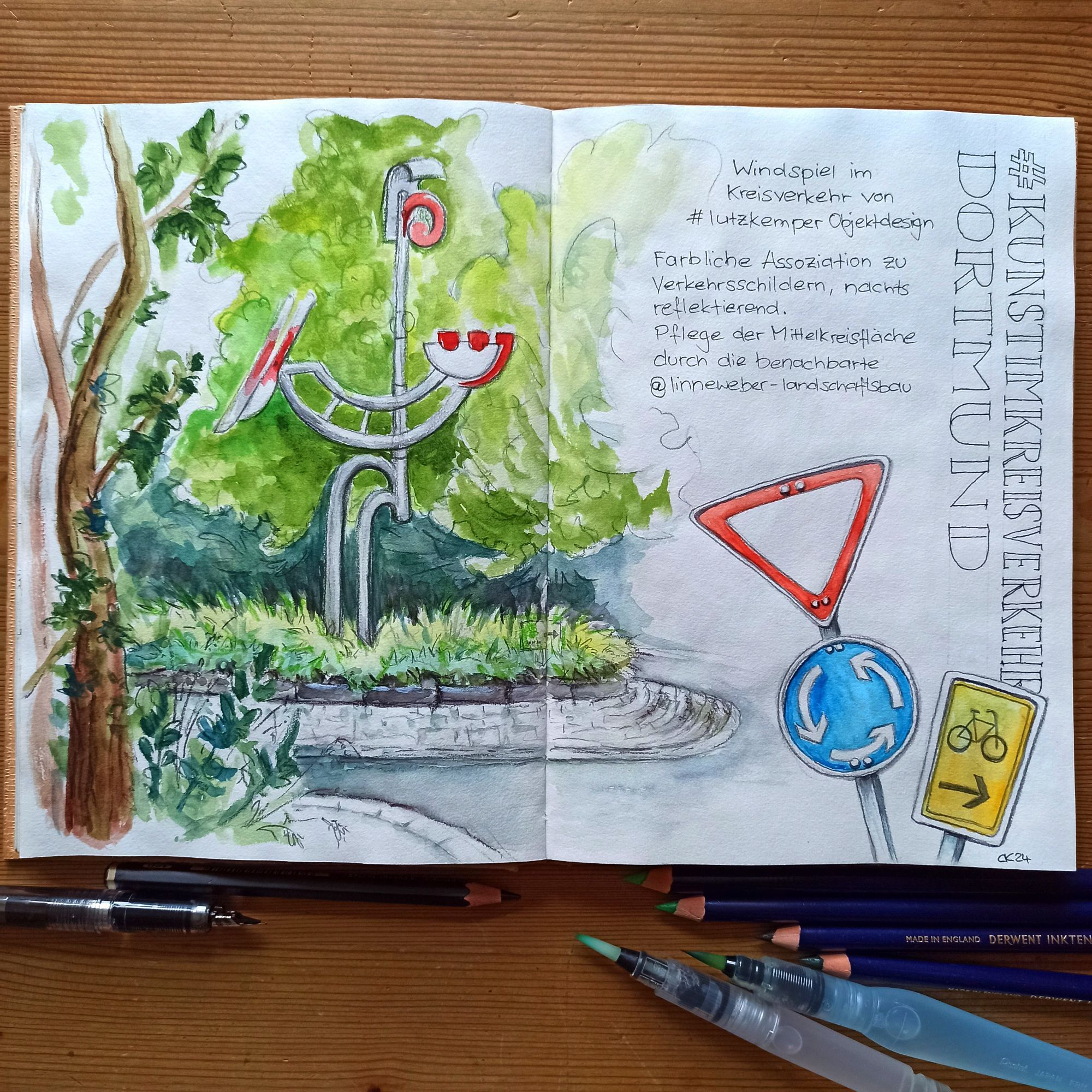 Aquarell des Verkehrskreisels mit Verkehrsschildern. Text: Windspiel im Kreisverkehr von #lutzkemper Objektdesign. Farbliche Assoziation zu Verkehrsschildern, nachts reflektierend. Pflege der Mittelkreisfläche durch die benachbarte @linneweber-landschaftsbau