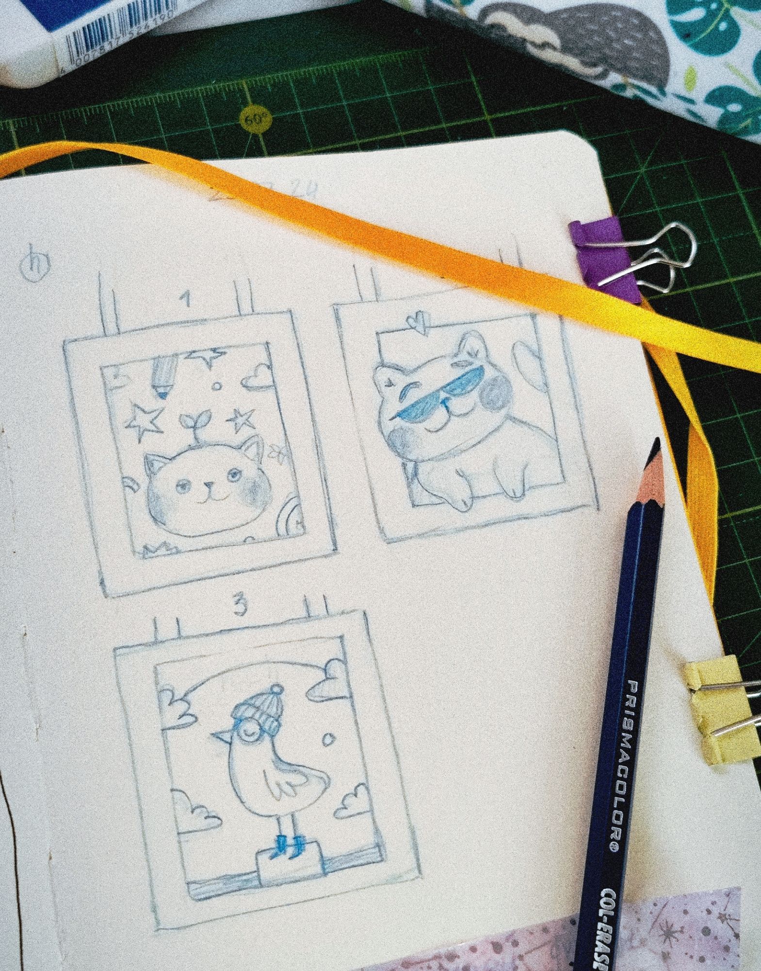 A cute sketches of cats and bird on the sketchbook.