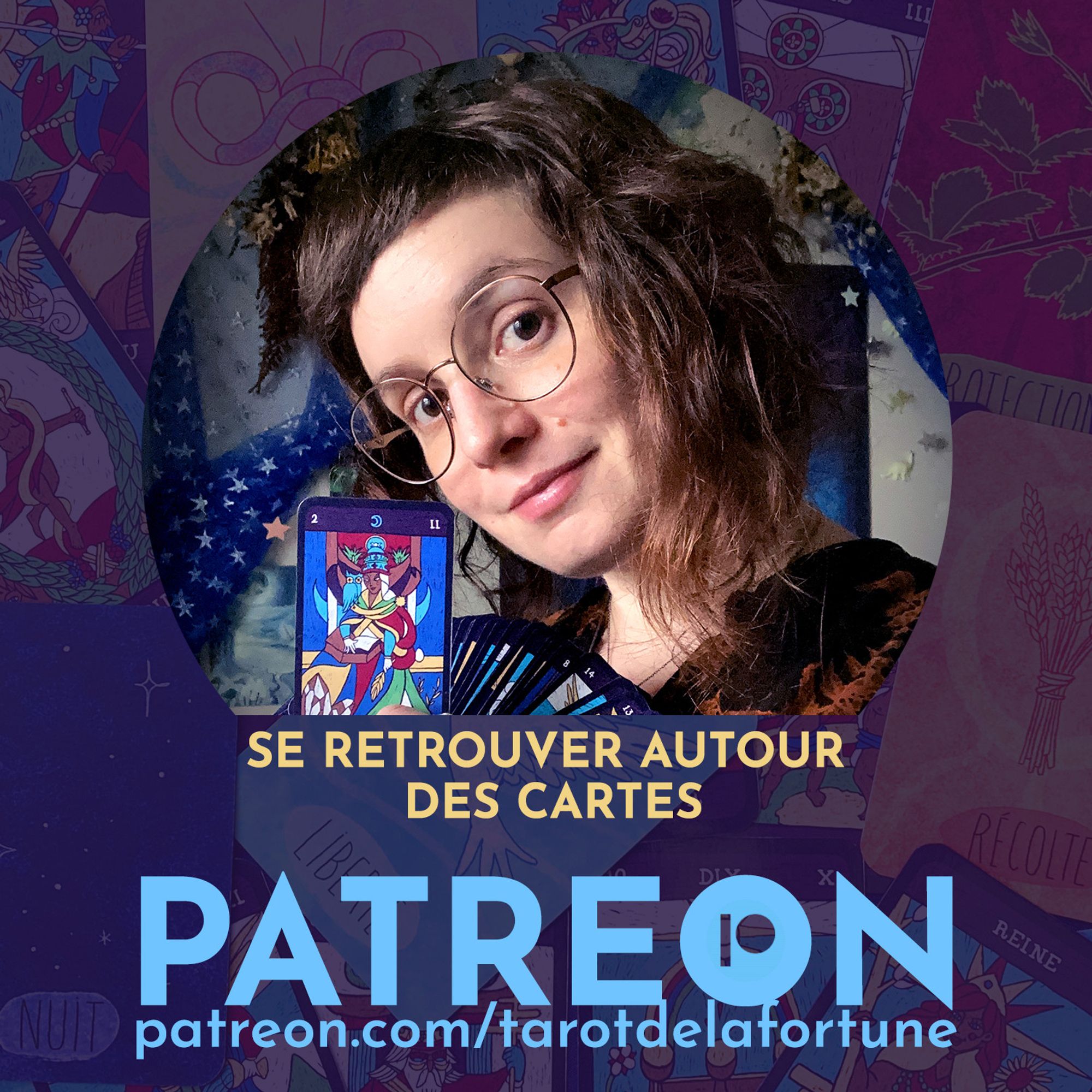 Photo de moi qui montre des cartes de tarot sur un fond de cartes de tarot et oracle, avec écrit "Se retrouver autour des cartes" + le lien de la page Patreon