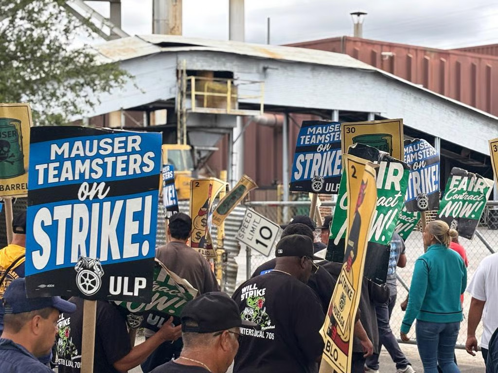 Workers picket at the Chicago factory of Mauser Packaging Solutions.