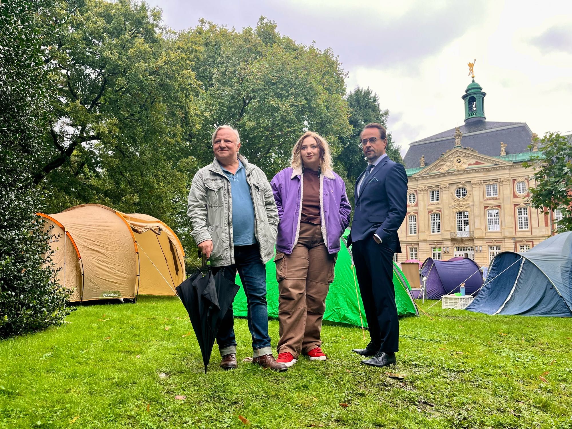 Im Schlossgarten drehen (von links): Axel Prahl, Bineta Hansen und Jan-Josef Liefers