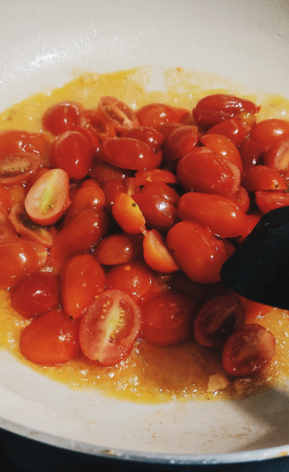 Tomate cereja sendo refogado no azeite para acompanhamento da burrata 