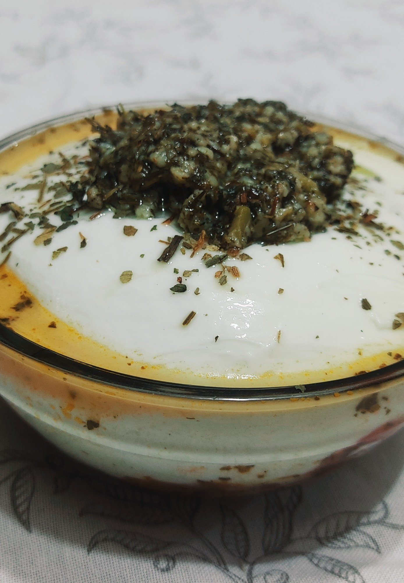 Burrata derretida sobre o tomate refogado e molho pesto no topo