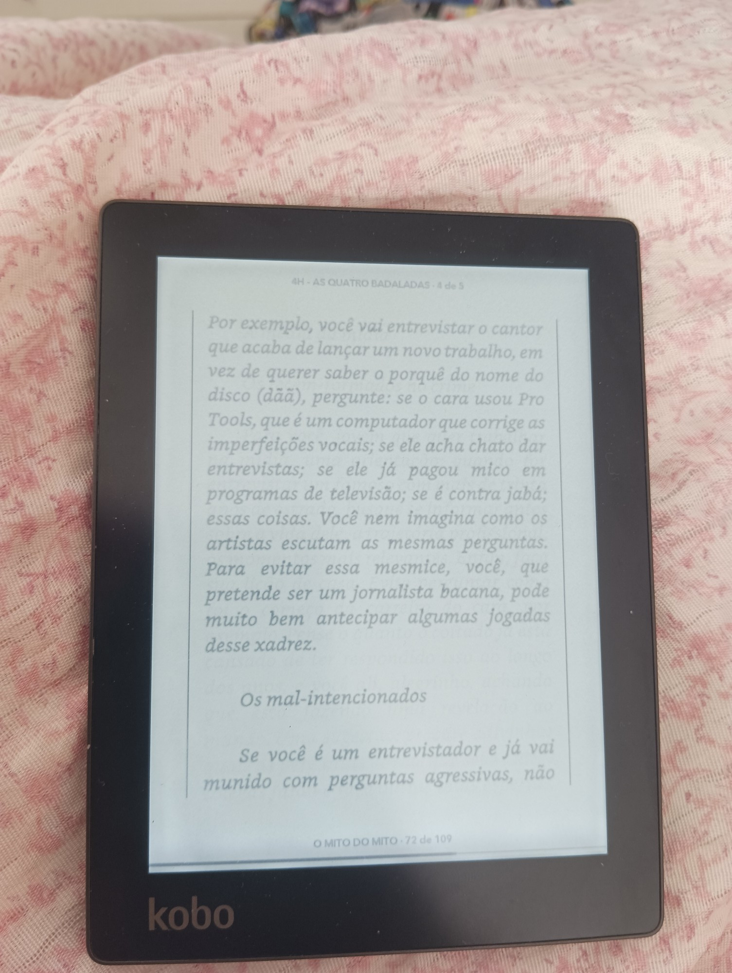 Leitor de livros digitais mostrando trecho de livro de Rita Lee, continuação da página anterior. "(...) você nem imagina como os artistas escutam as mesmas perguntas. Para evitar essa mesmice, você, que pretende ser um jornalista bacana, pode muito bem antecipar algumas jogadas deste xadrez (...)