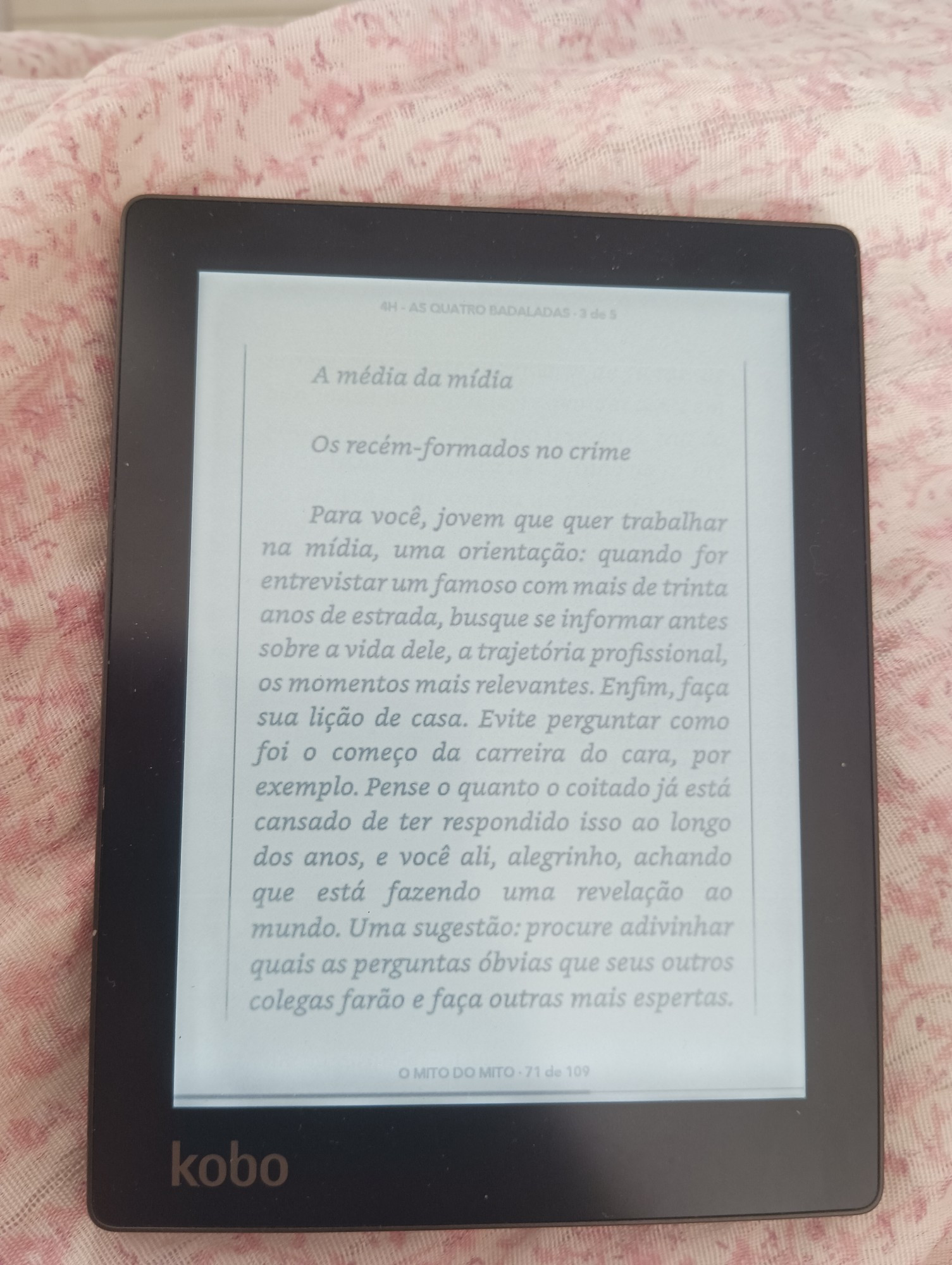 Leitor de livros digitais mostrando trecho de livro de Rita Lee no qual ela dá dicas para jornalistas iniciantes: "quando for entrevistar um famoso com mais de trinta anos de estrada, busque se informar antes (...) procure adivinhar quais as perguntas óbvias que seus outros colegas farão e faça outras mais espertas" 