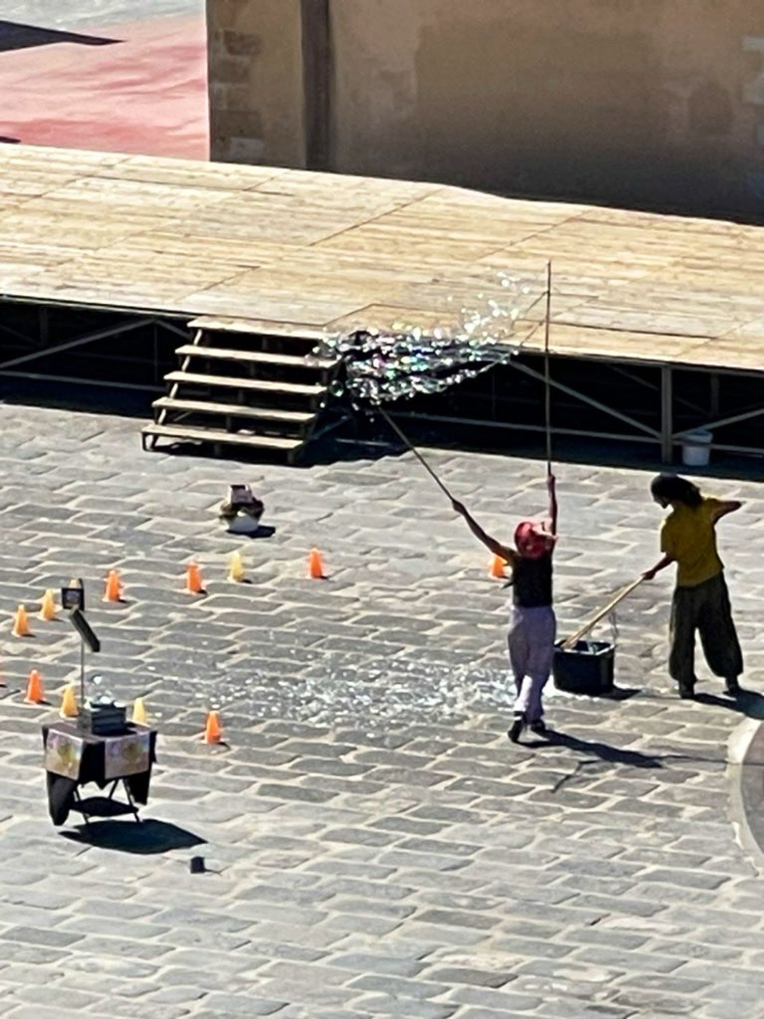 Straßenkünstler in Chania, nahe des alten Hafens, die mit langen Stöcken, Seilen und Seifenlauge riesige Seifenblasen zaubern