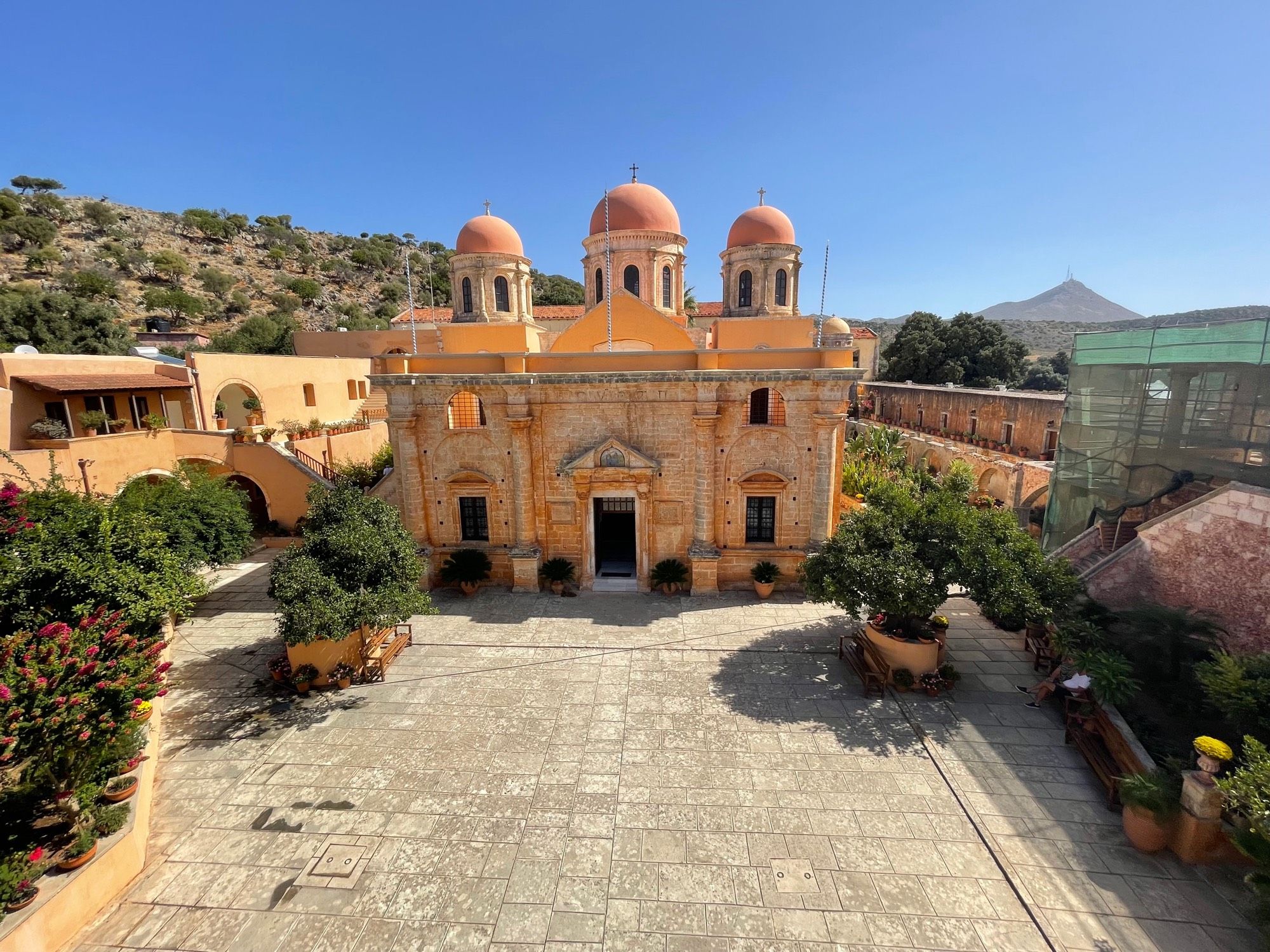 Überblick über den liebevoll gepflegten Innenhof des Klosters Triada , Nahe Chania auf Kreta