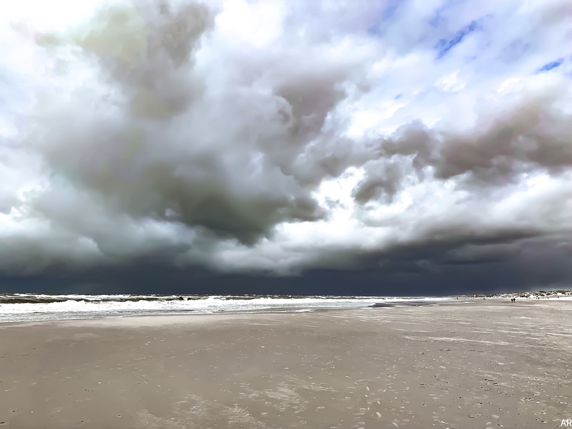 Breiter, grau-nasser Nordseestrand im Vordergrund. Im Hintergrund über dem Meer fast schwarze Wolken, darüber aufgetürmte graue Wolken und ein kleines bisschen blauer Himmel.