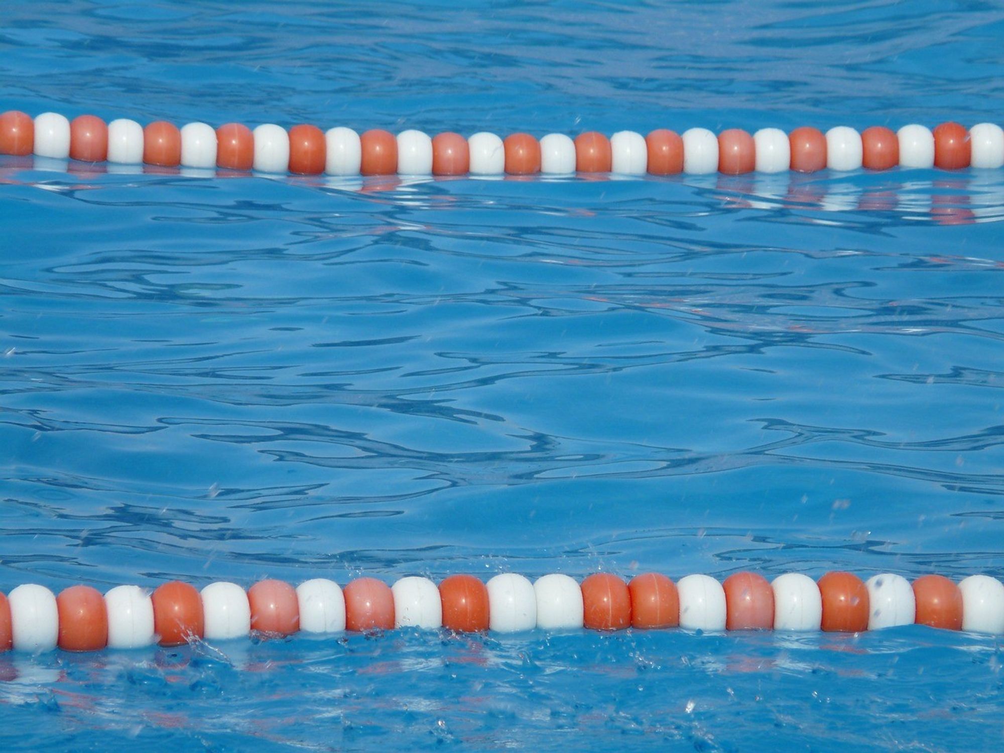 Symbolbild: Schwimmbecken mit rot-weißen Absperrleinen. Foto: Stadt Wuppertal