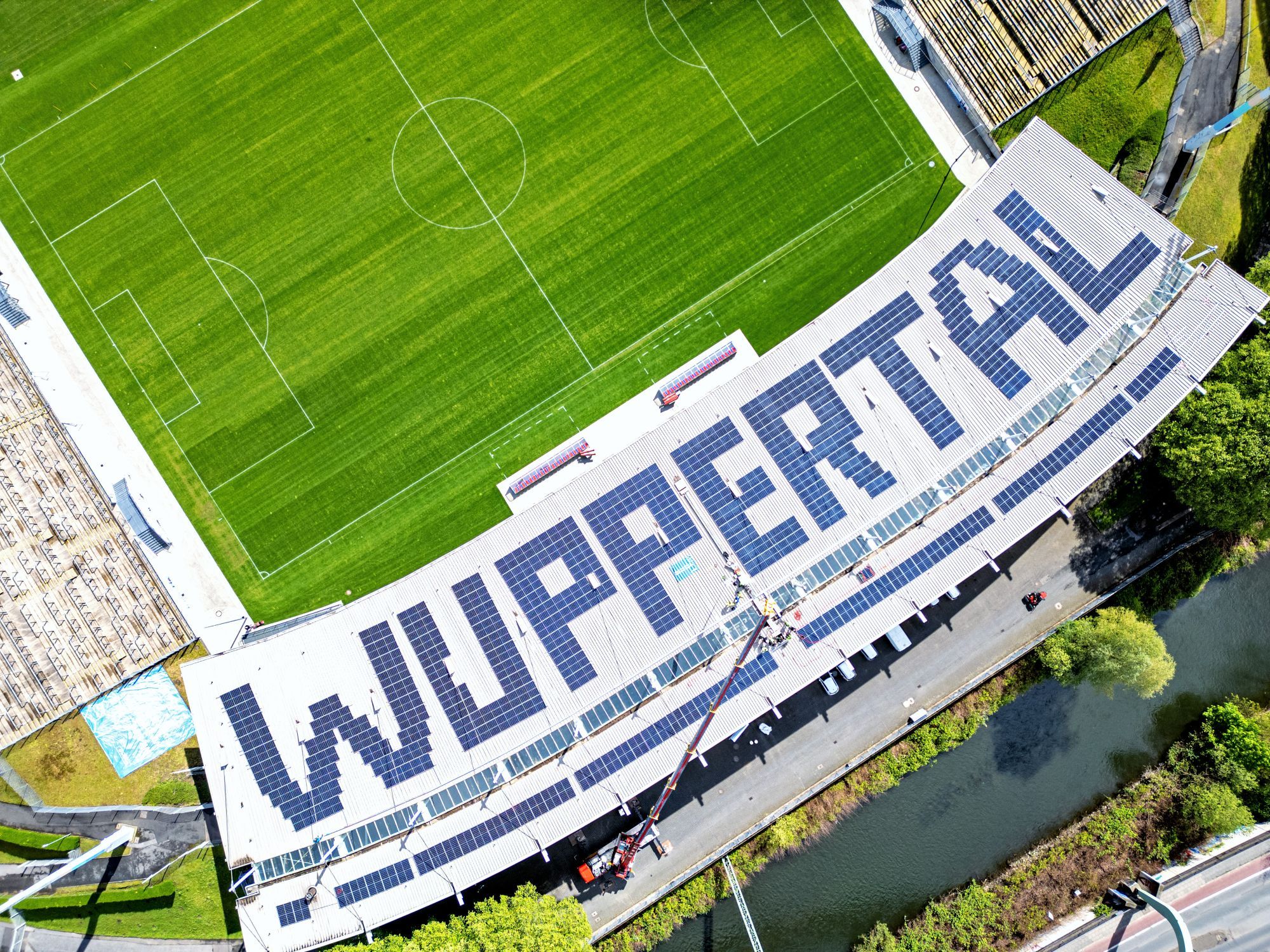 Der Wuppertal-Schriftzug auf dem Stadion am Zoo aus der Luft. Quelle: Stadt Wuppertal