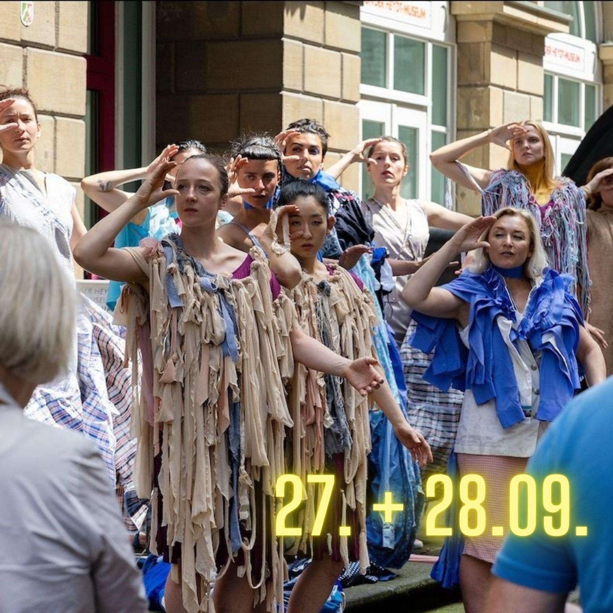 Die finale Performance von con\temporary WUPPERTAL findet an diesem Wochenende statt. Hier im Bild ein Foto der vergangenen Performance mit zahlriechen Tänzer*innen in der Elberfelder City: Amanda Coogan /Stadt Wuppertal