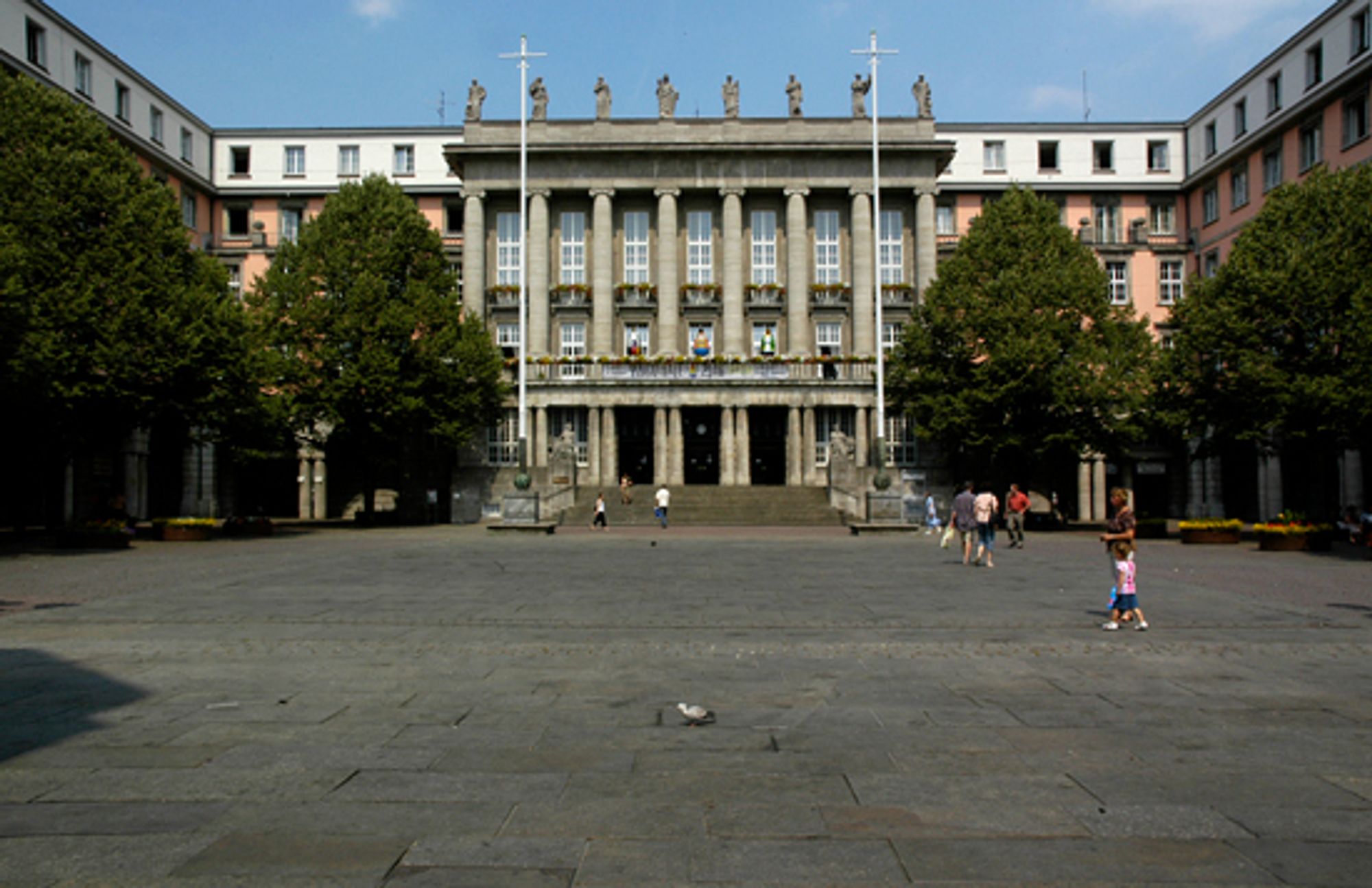 Das Bild zeigt den Johannes-Rau-Platz vor dem Rathaus in Barmen. Foto: Stadt Wuppertal