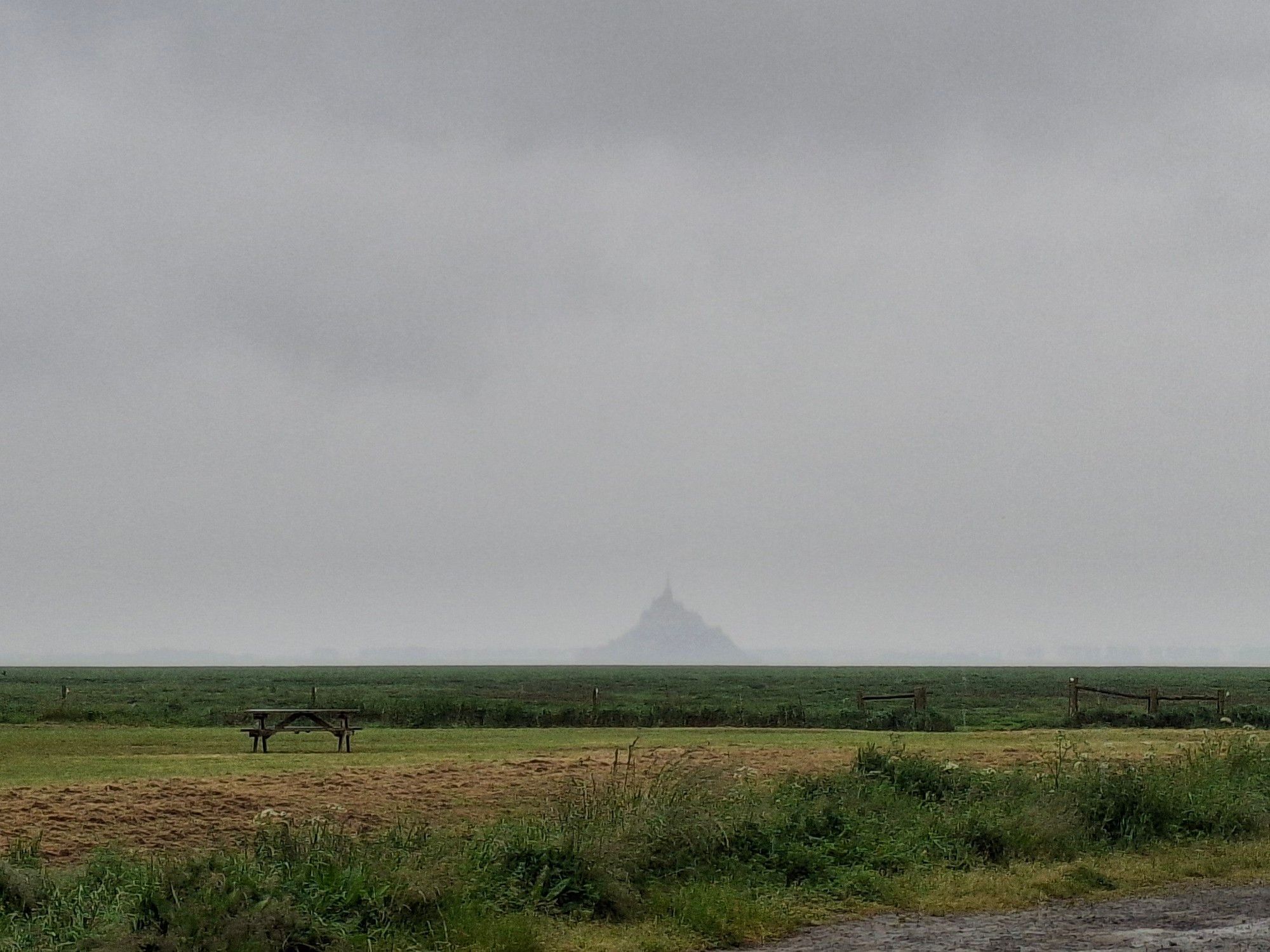 Le Mont Saint Michel vu de la baie, sous la pluie.