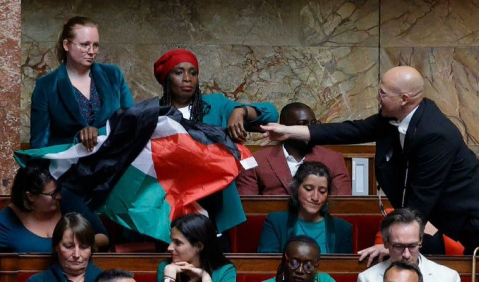 La députée #RachelKeke brandit le drapeau palestien. Elle et ses collègues se sont habillés aux couleurs du drapeau en soutien au peuple palestien qui vit présentement un génocide