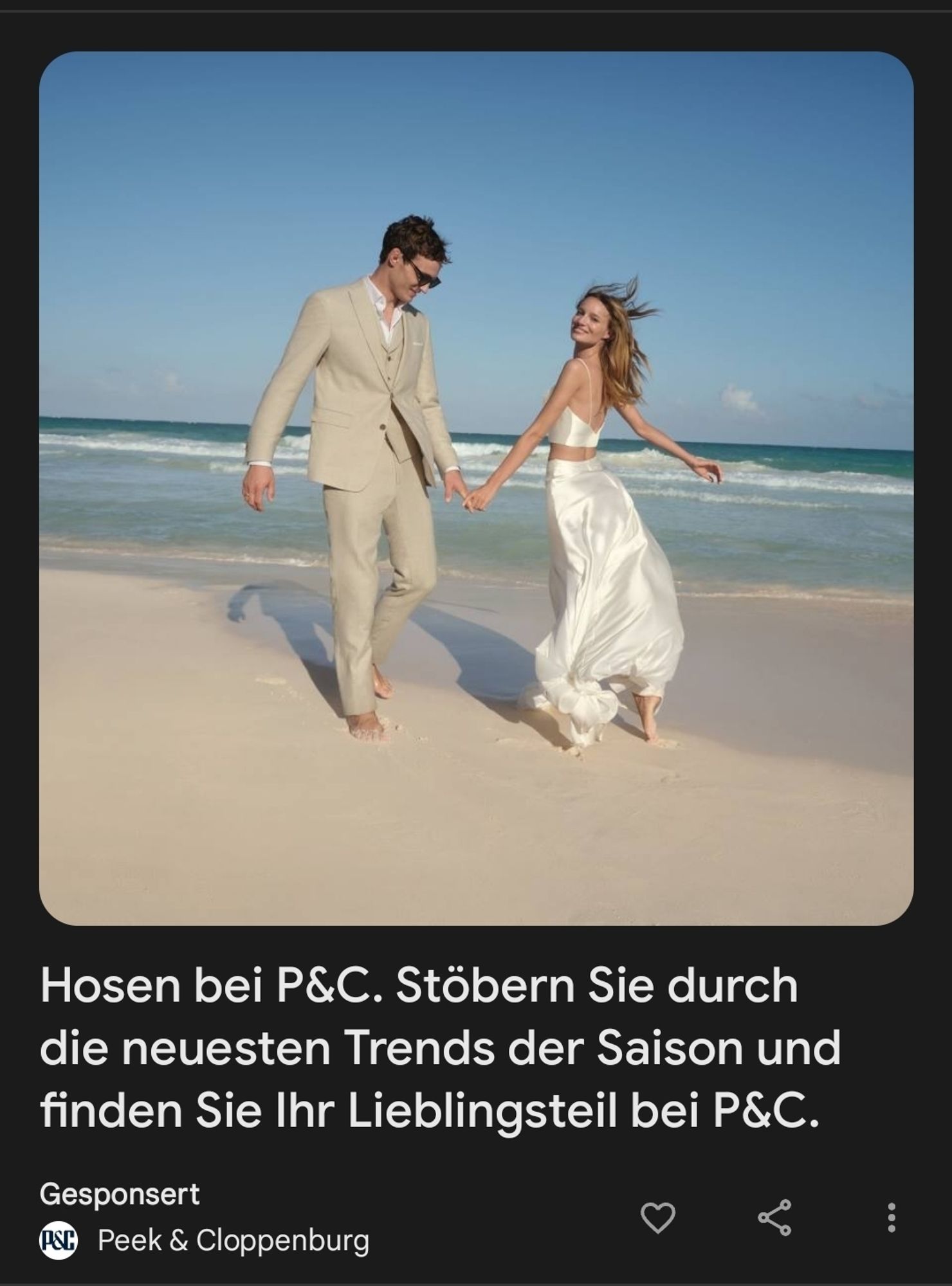 Modeanzeige mit Foto von einem Paar am Strand. Die Frau scheint rückwärts zu gehen, der Wind fährt in ihren Rock, so dass ihre Haltung aussieht wie auf einem misslungenen KI-Bild