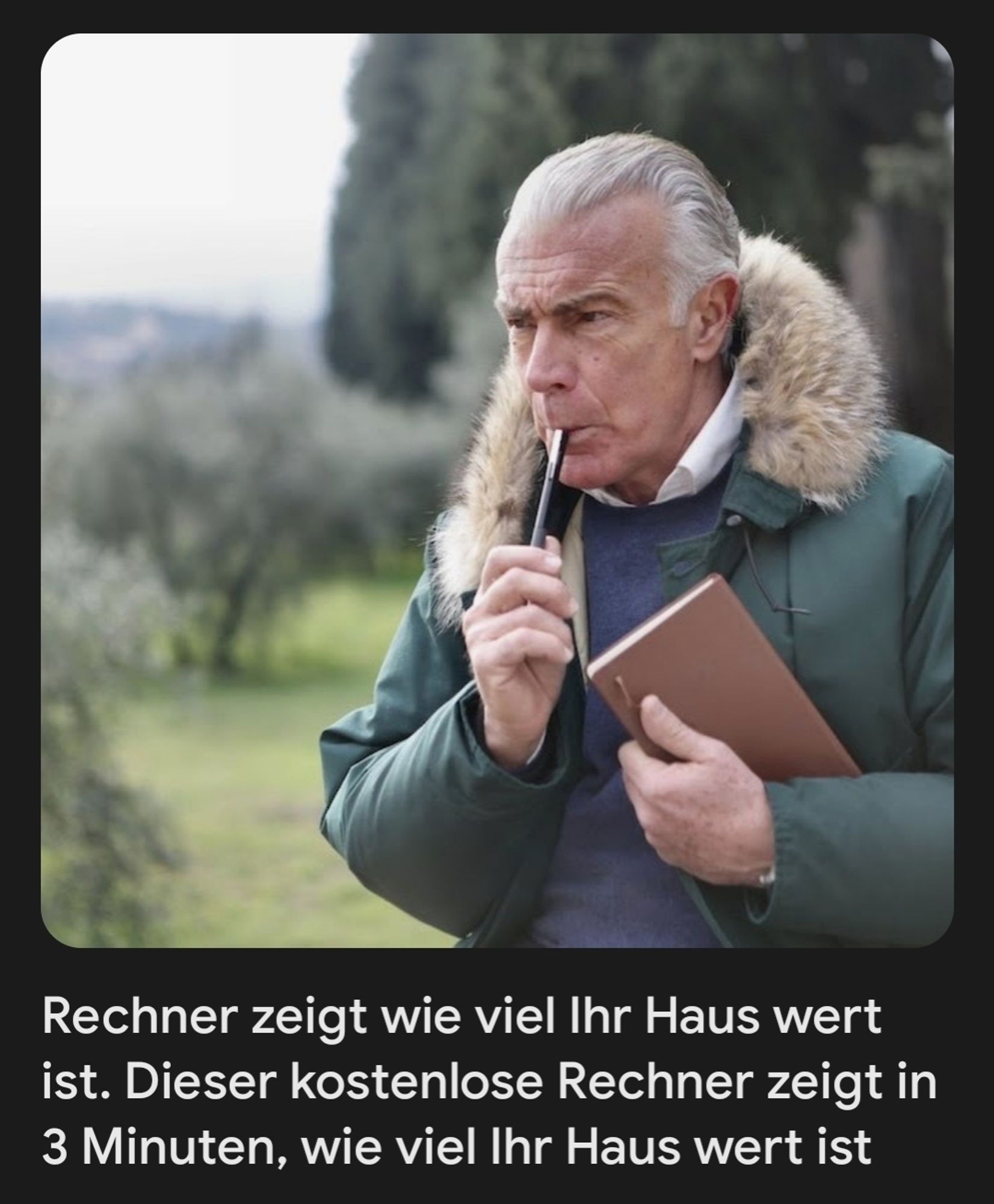 Foto: älterer Mann hält sich einen Kuli an den Mund. Bildunterschrift: "Rechner zeigt wie viel Ihr Haus wert ist. Dieser kostenlose Rechner zeigt in 3 Minuten, wie viel Ihr Haus wert ist"