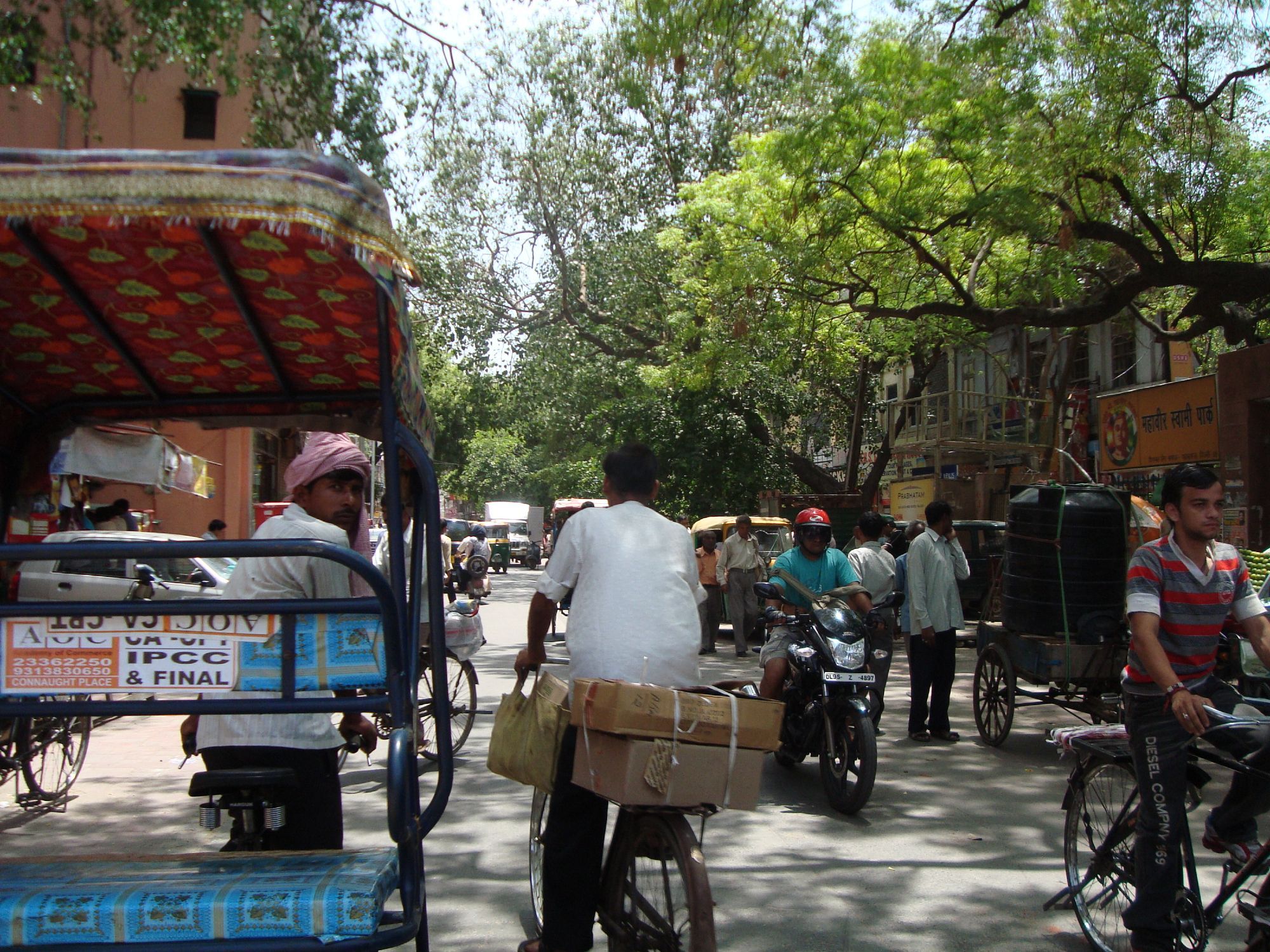 Strasse in Indien vollgestopft mit Velos, Motorfahrädern, Karren, Menschen