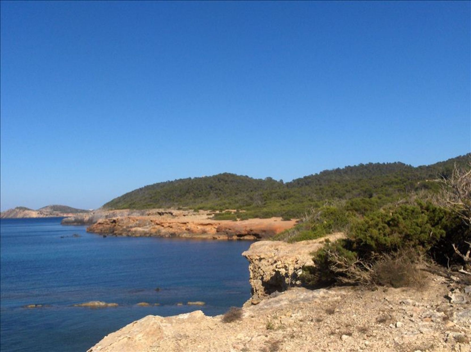 Felsenküste und Meer auf Ibiza