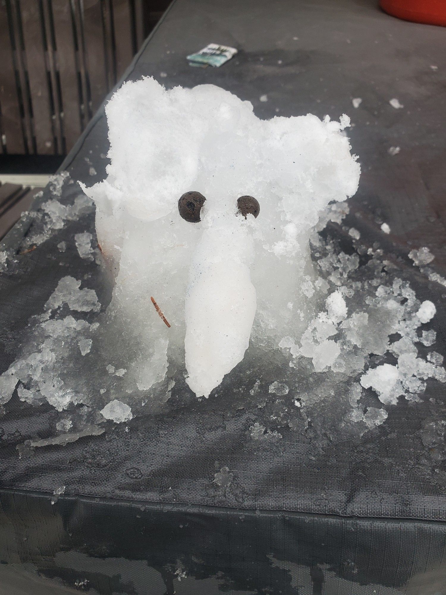 Kleiner Schneemann der ein bisschen wie Elefant oder Ottifant aussieht...