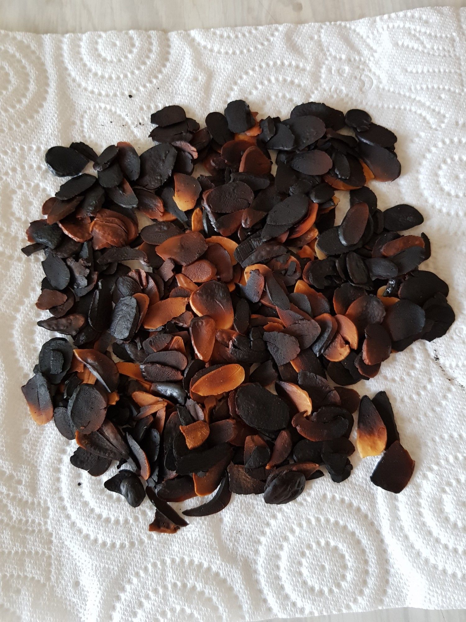 Amandes grillées, que certaines mauvaises langues qualifieront de cramées.