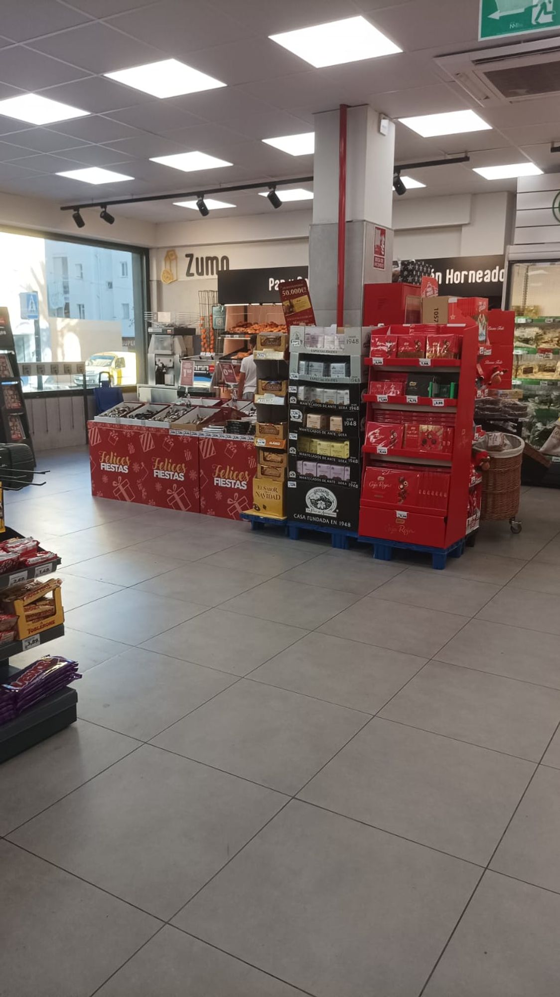 Estantes en un supermercado con turrones y dulces de navidad a 4 de octubre