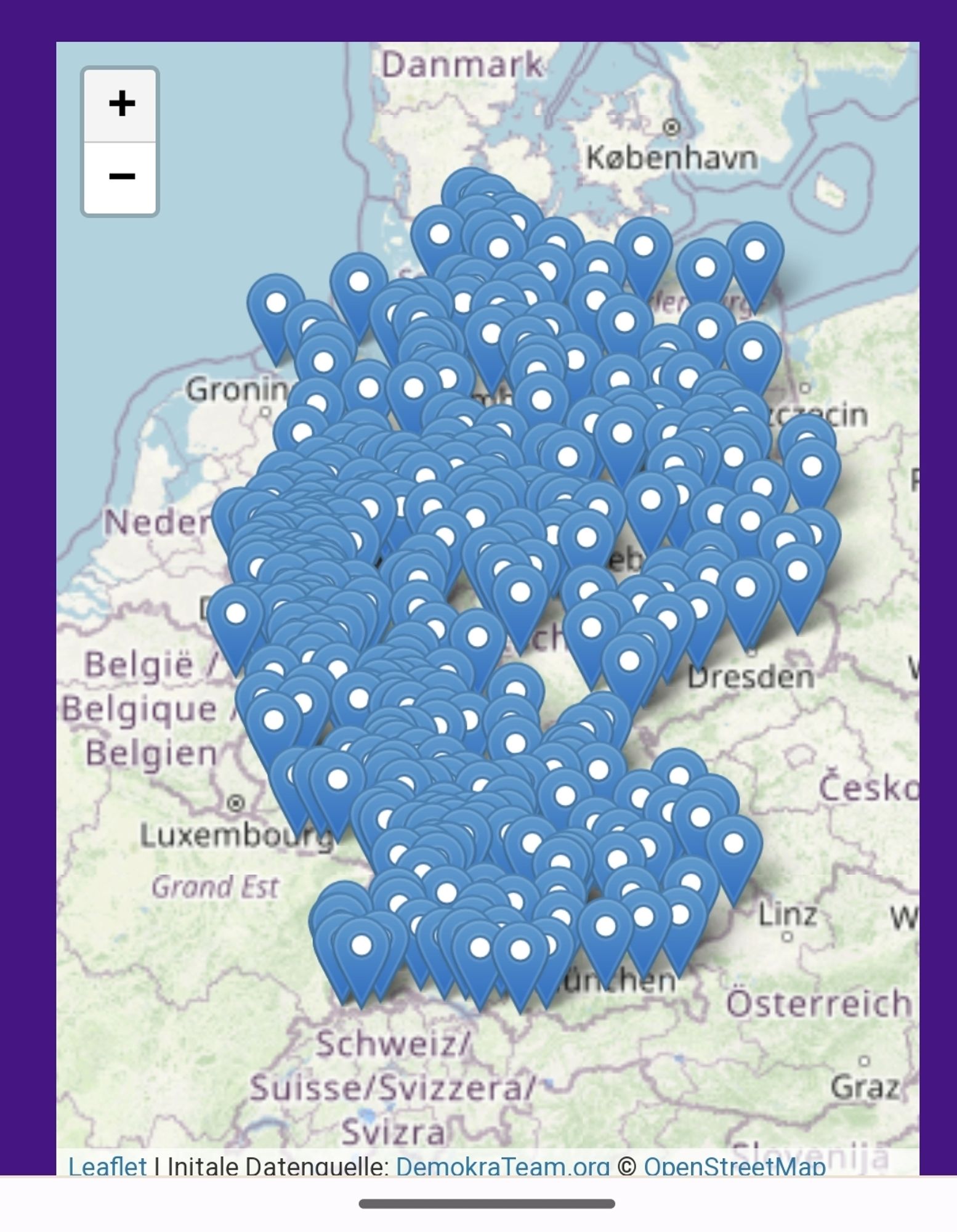 Screenshot von https://zusammen-gegen-rechts.org/ mit einer Deutschlandkarte voller Markierungen, wo überall Demos stattfinden werden