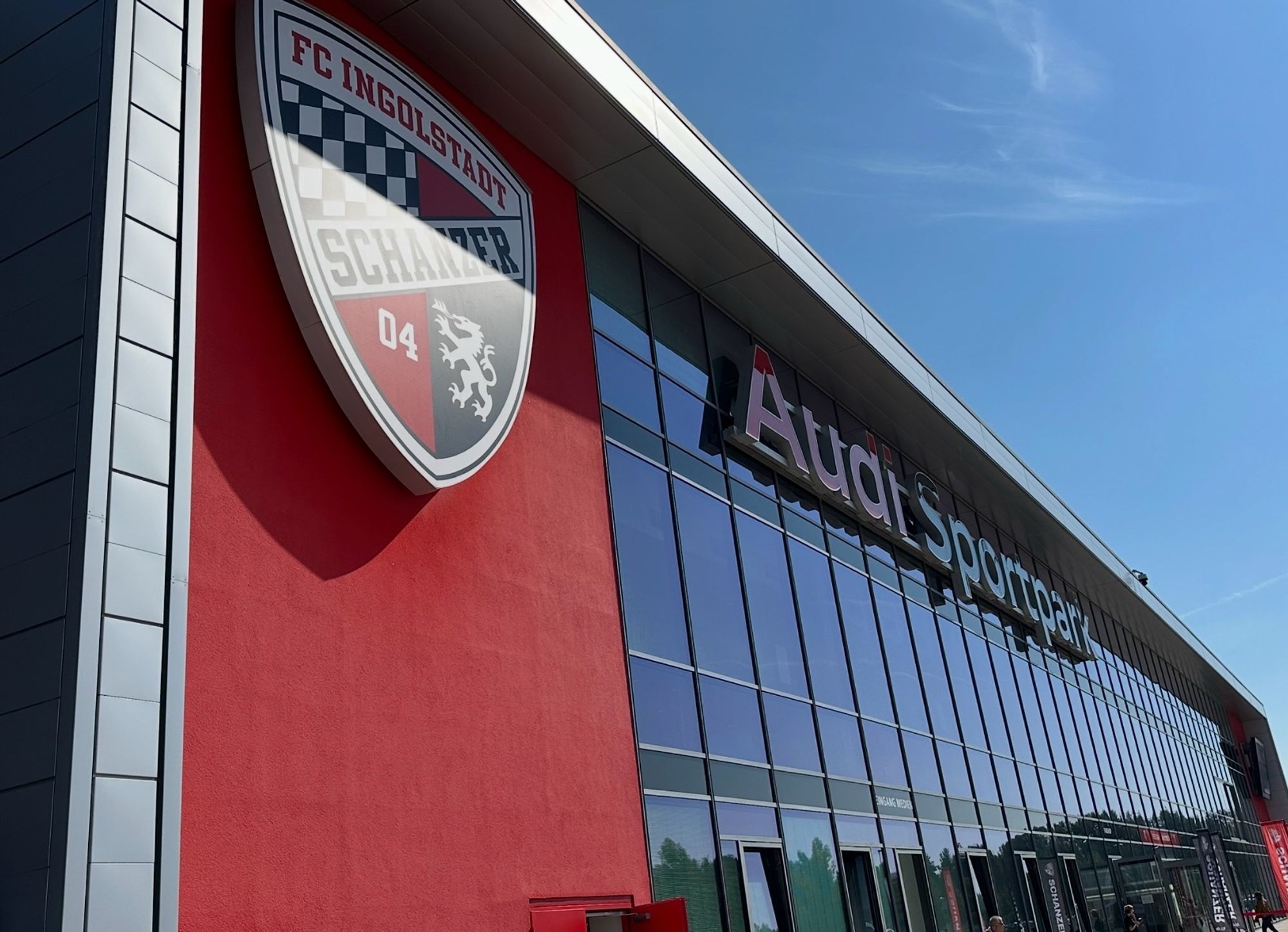 Der Audi Sportpark von außen.