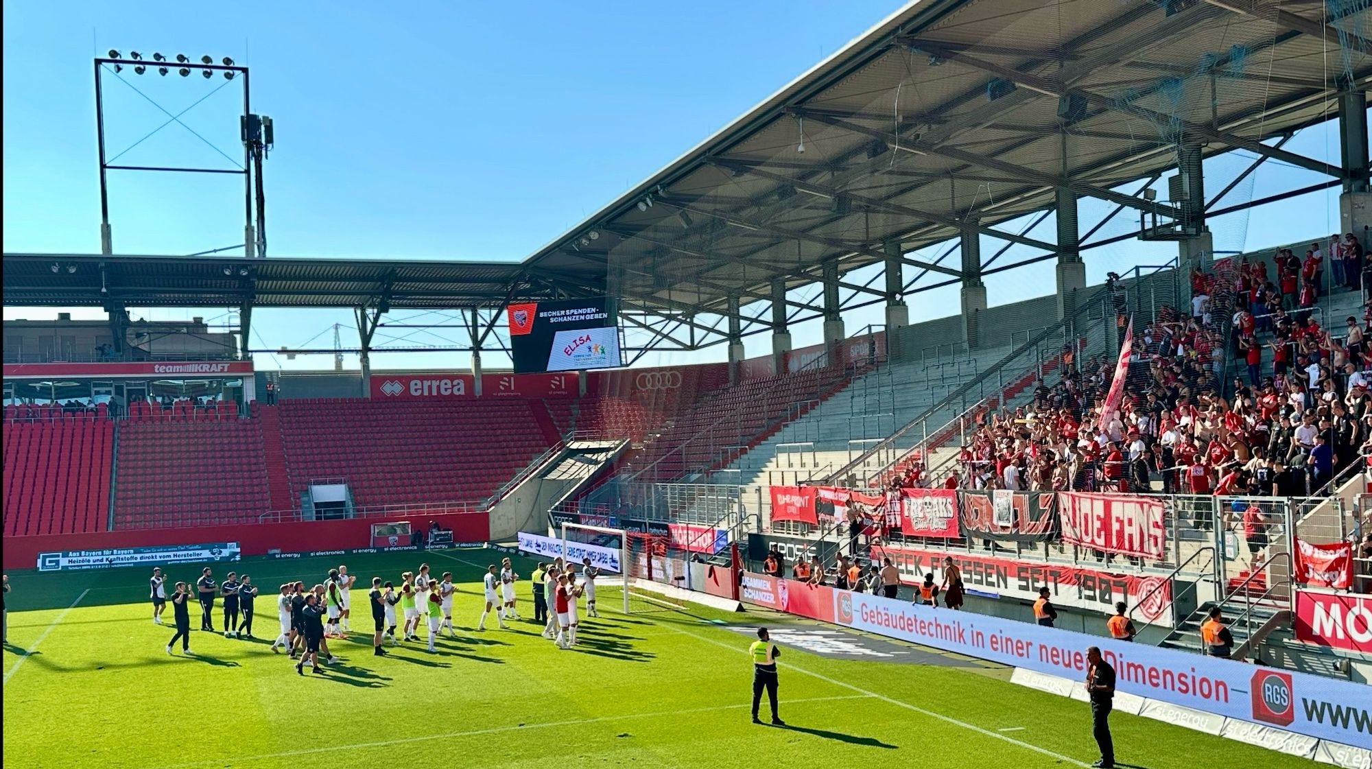 RWE Fans und Mannschaft nach dem Spiel .