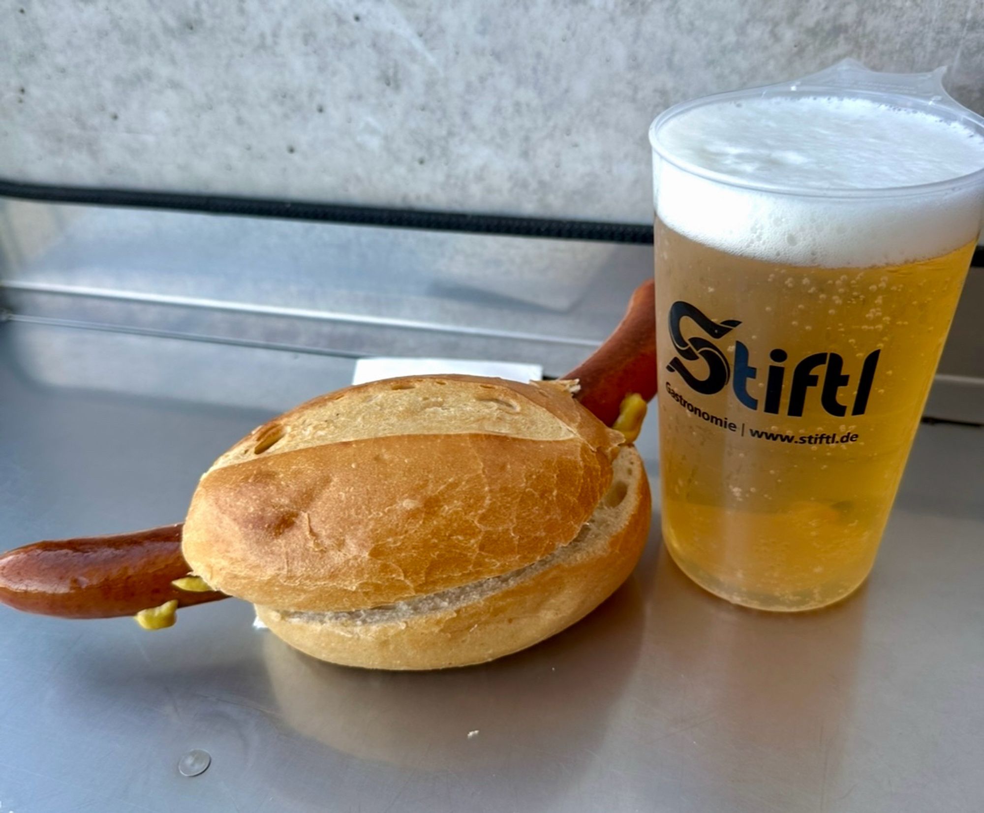 Bier und Stadionwurst