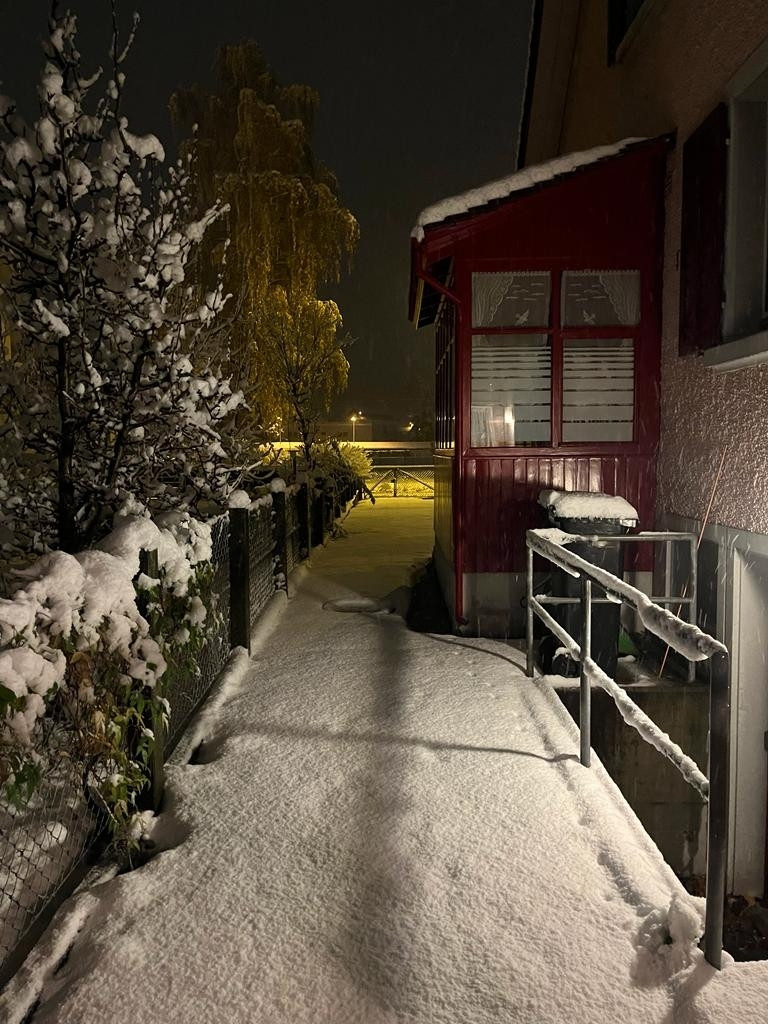 Schnee auf dem Gehweg zum Vorbau meines Heims.