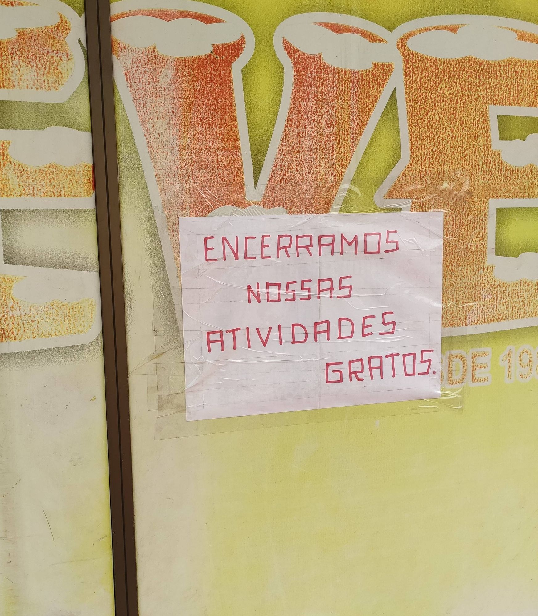 Imagem de uma placa na porta de um comércio com os seguintes dizeres: ENCERRAMOS NOSSAS ATIVIDADES, GRATOS.